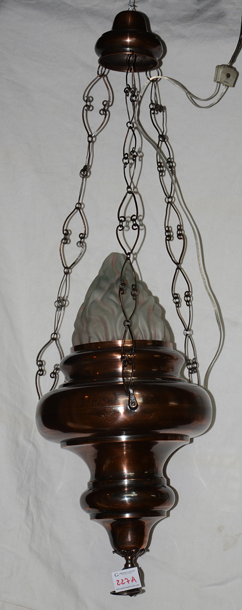 Lampadário de metal na cor cobre com manga na forma de tocha. Altura...