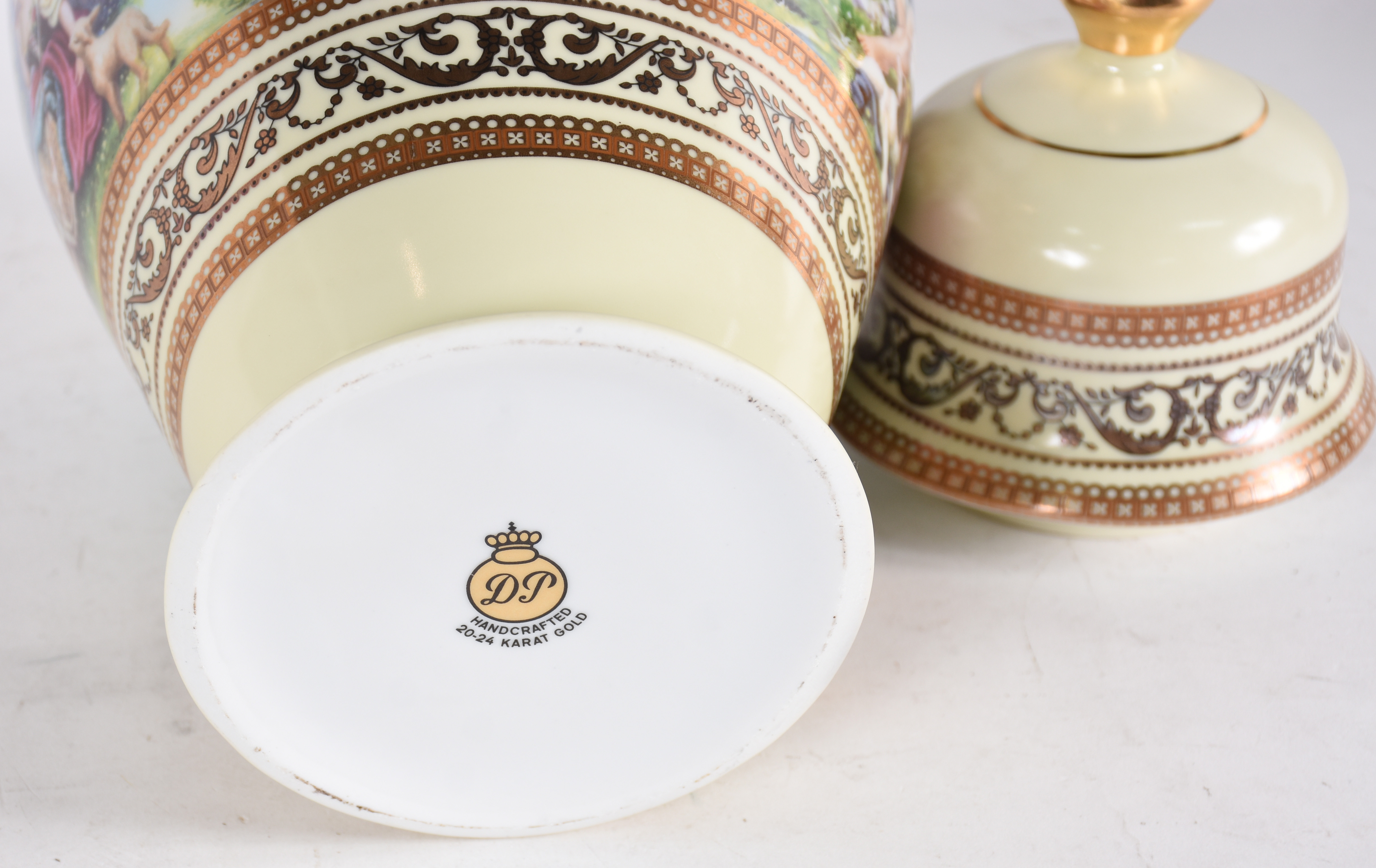 Lote com 3 formas refratárias para forno e 1 potiche de porcelana - foto 5 de 5