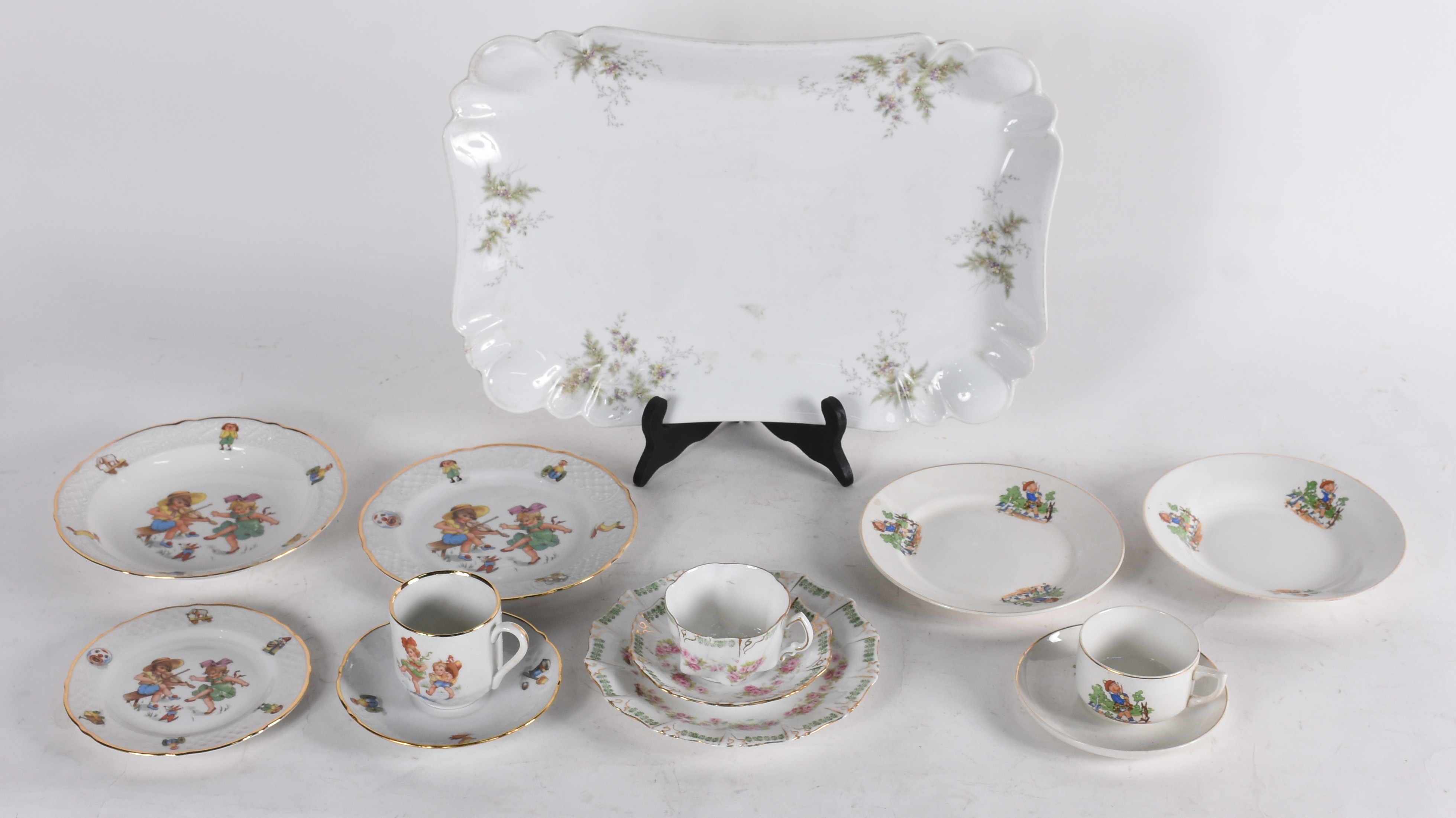 Diversas peças de porcelana, sendo: Travessa; conjunto infantil da... - foto 1 de 6