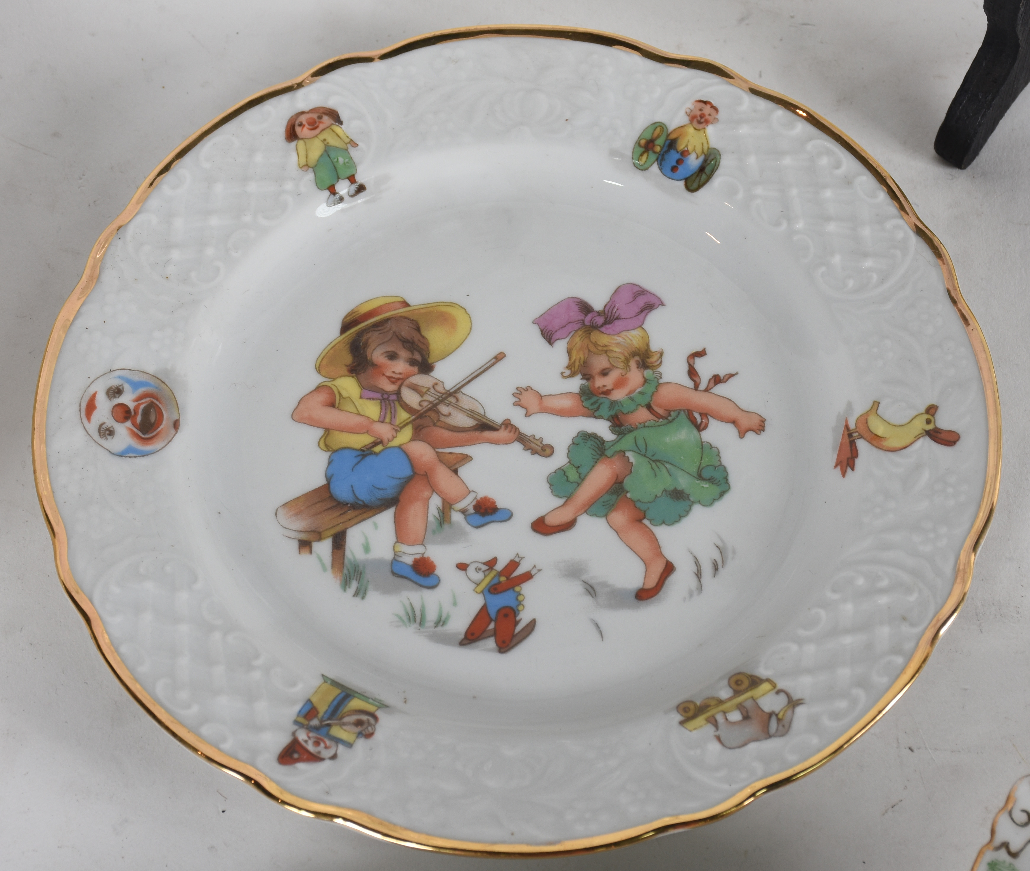 Diversas peças de porcelana, sendo: Travessa; conjunto infantil da... - foto 5 de 6