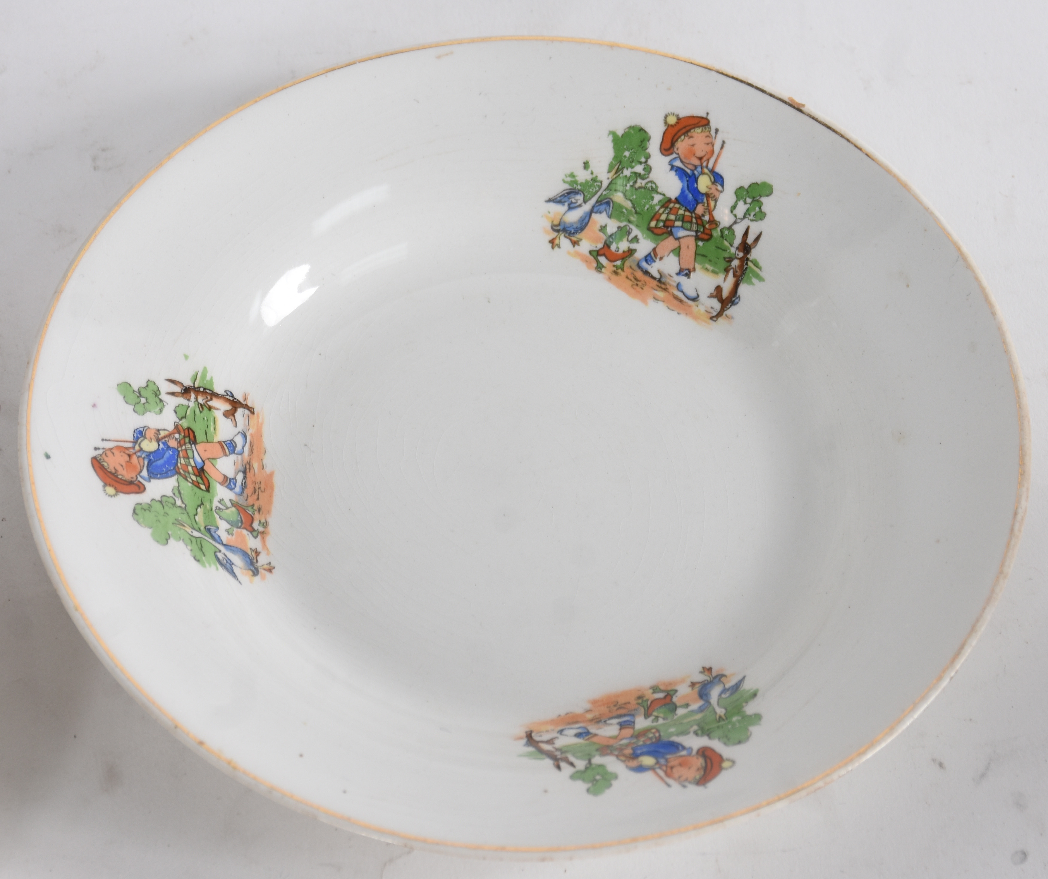 Diversas peças de porcelana, sendo: Travessa; conjunto infantil da... - foto 6 de 6