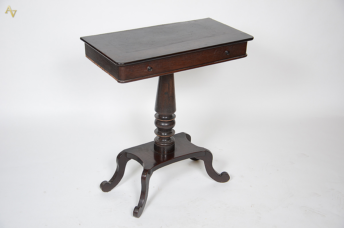 Aparador de jacarandá com uma gaveta, coluna central terminando em... - foto 1 de 2