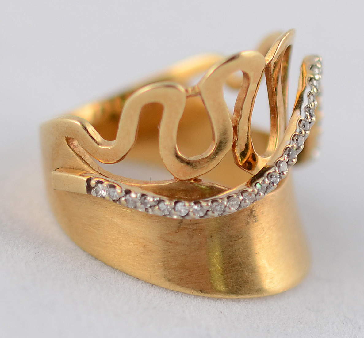 Anel de ouro 18 k, modelo estilizado, com 38 brilhantes c/... - foto 1 de 3