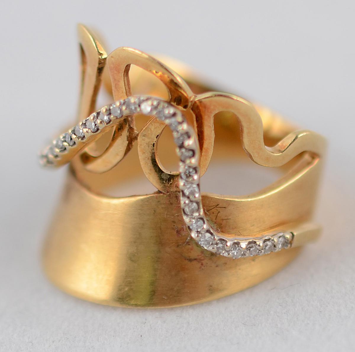 Anel de ouro 18 k, modelo estilizado, com 38 brilhantes c/... - foto 2 de 3