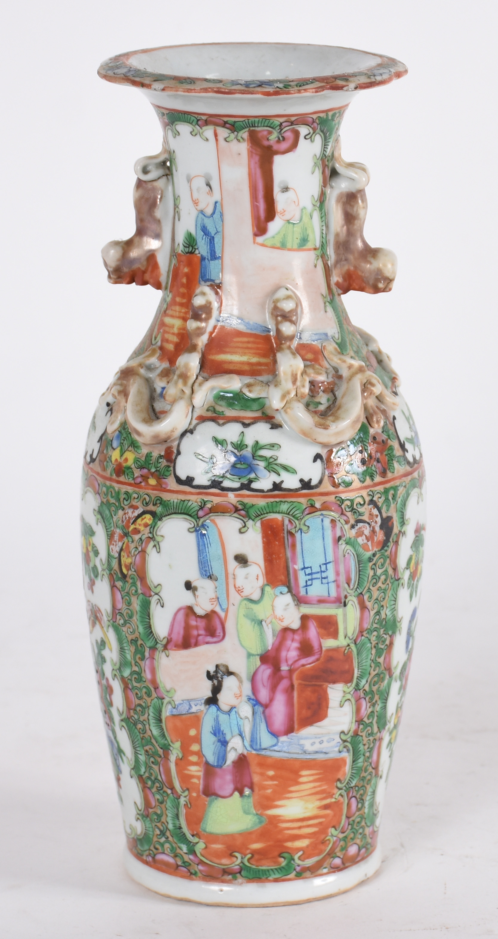 Antigo vaso de porcelana Chinesa decorado com figuras e flores em... - foto 1 de 3