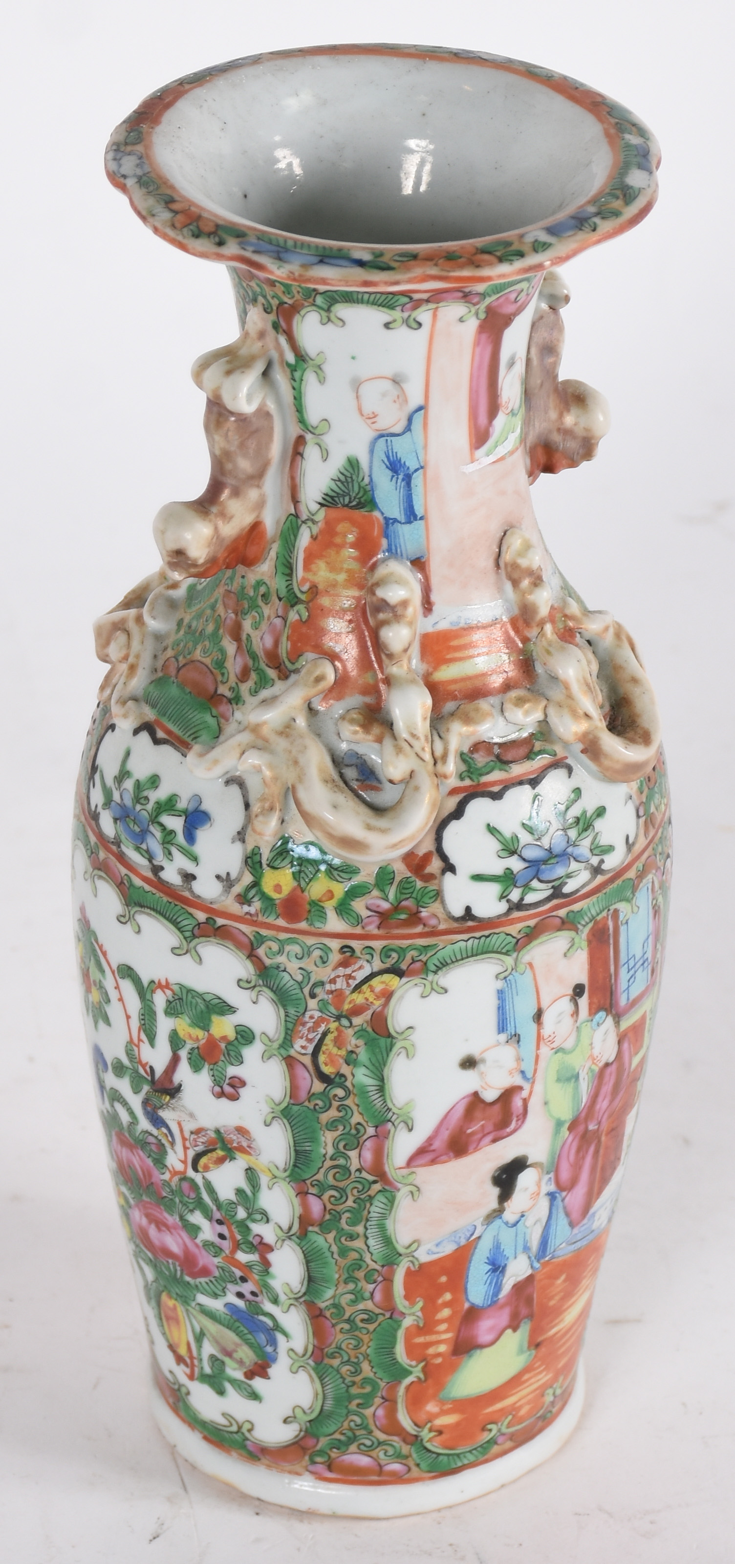 Antigo vaso de porcelana Chinesa decorado com figuras e flores em... - foto 2 de 3