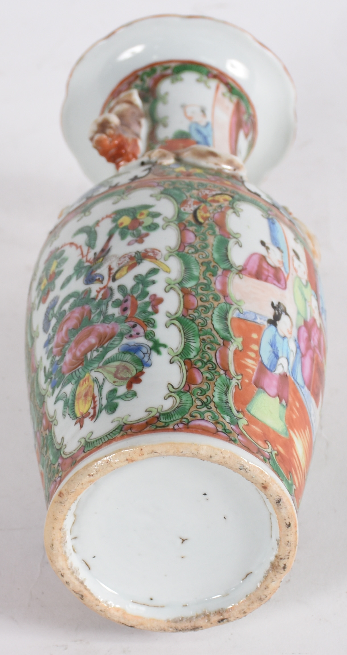 Antigo vaso de porcelana Chinesa decorado com figuras e flores em... - foto 3 de 3