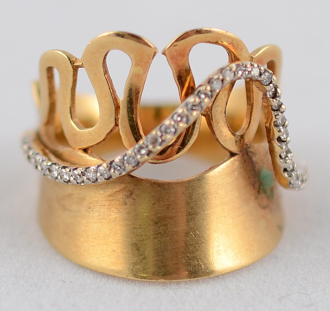 Anel de ouro 18 k, modelo estilizado, com 38 brilhantes c/... - foto 3 de 3