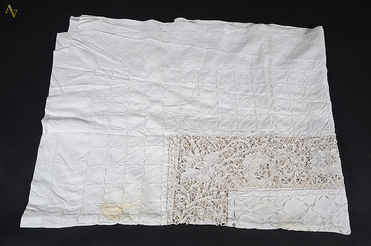 Toalha de mesa de linho branco com bordados . Medidas 1,45 x3,02 m...