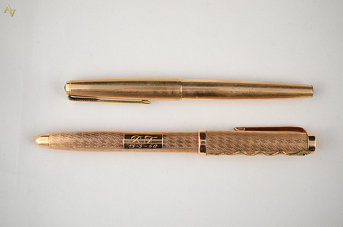 Conjunto com duas canetas tinteiro, sendo uma PARKER de ouro amarelo... - foto 1 de 2