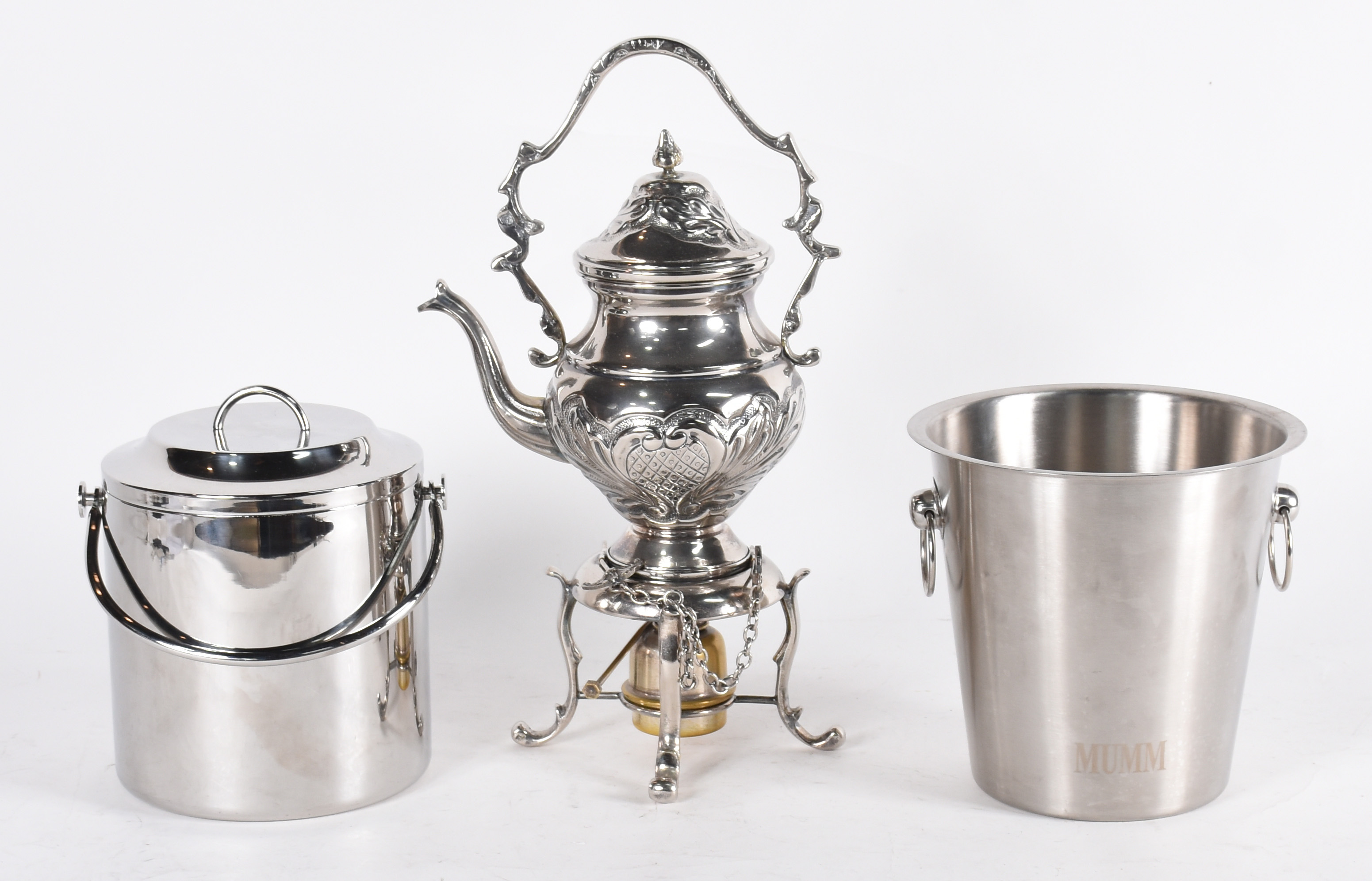 Três peças de metal, sendo: Samovar, balde de gelo e wine cooler. - foto 1 de 3