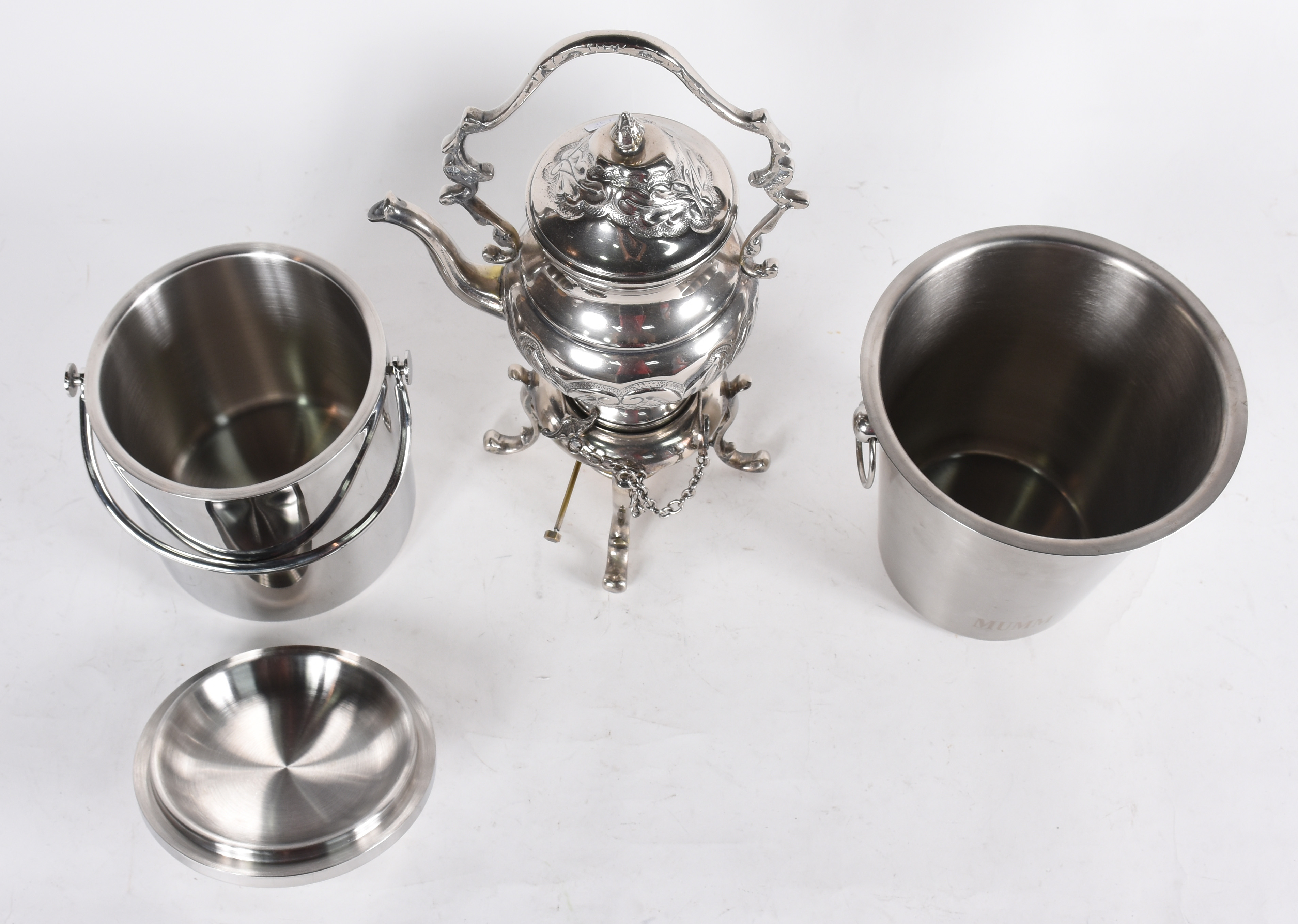 Três peças de metal, sendo: Samovar, balde de gelo e wine cooler. - foto 2 de 3