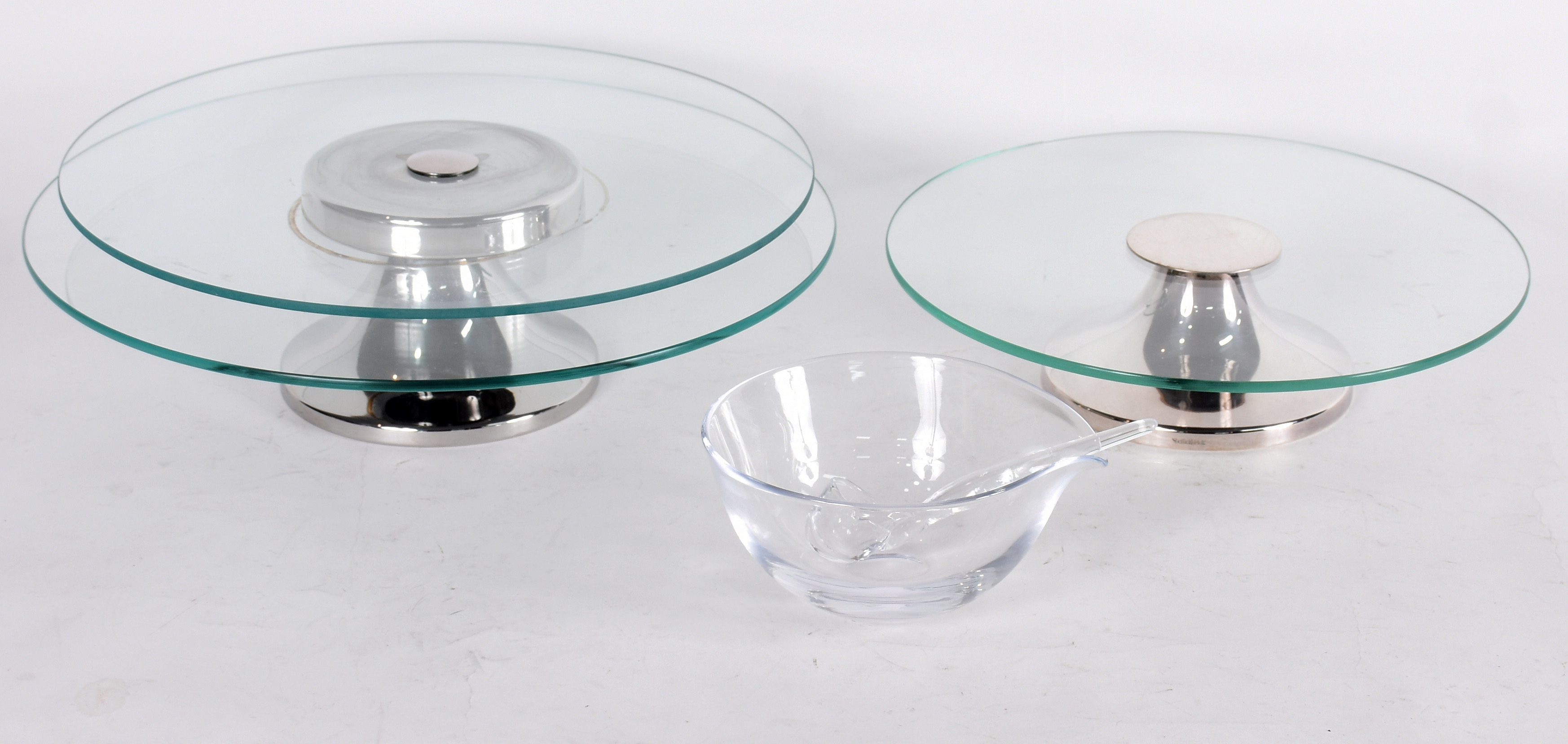 Tres peças diversas, sendo: Dois pratos com base metal e platôs de... - foto 1 de 4