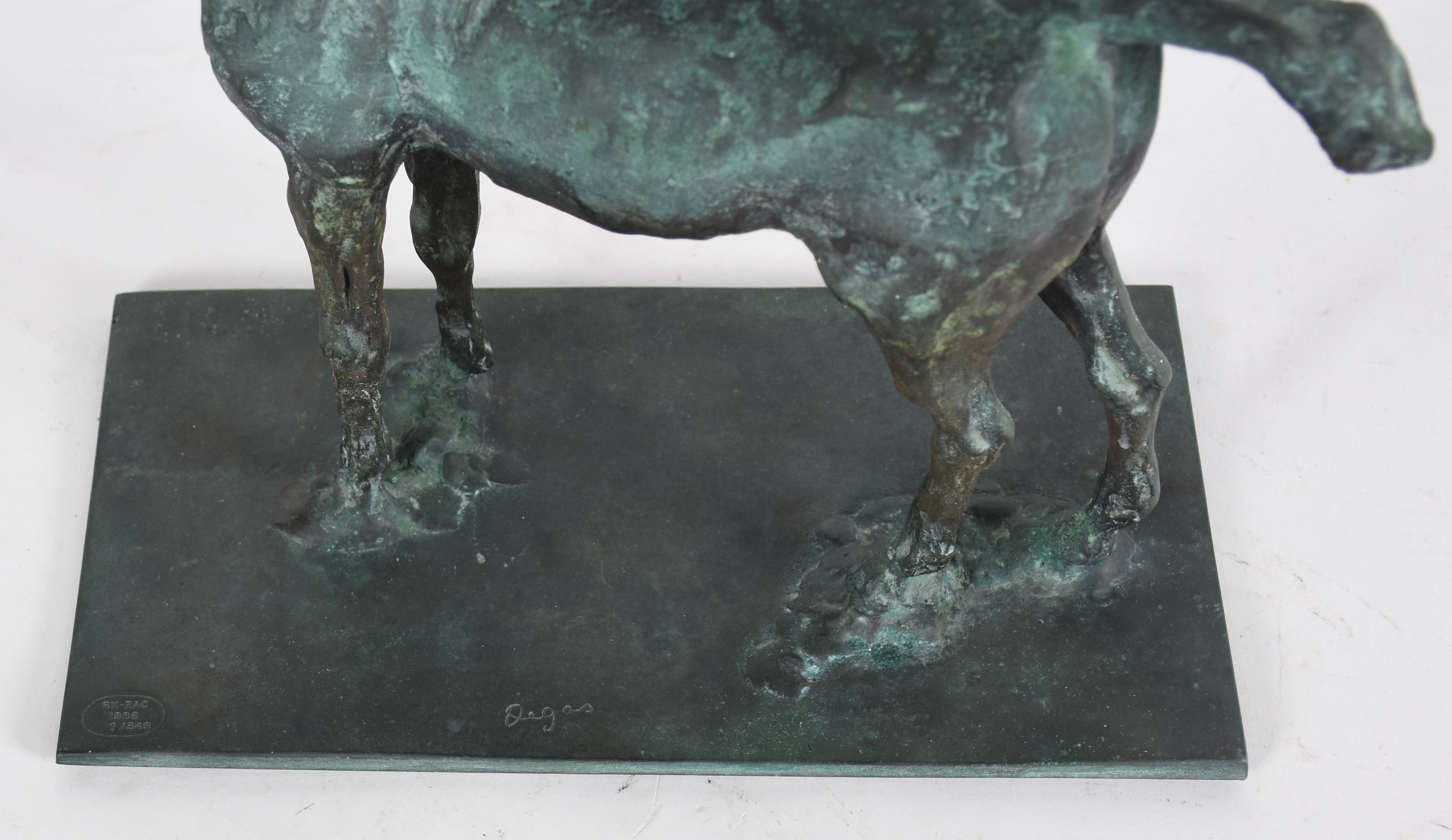 Escultura de bronze representando cavalo. Assinada e numeradas na... - foto 4 de 5