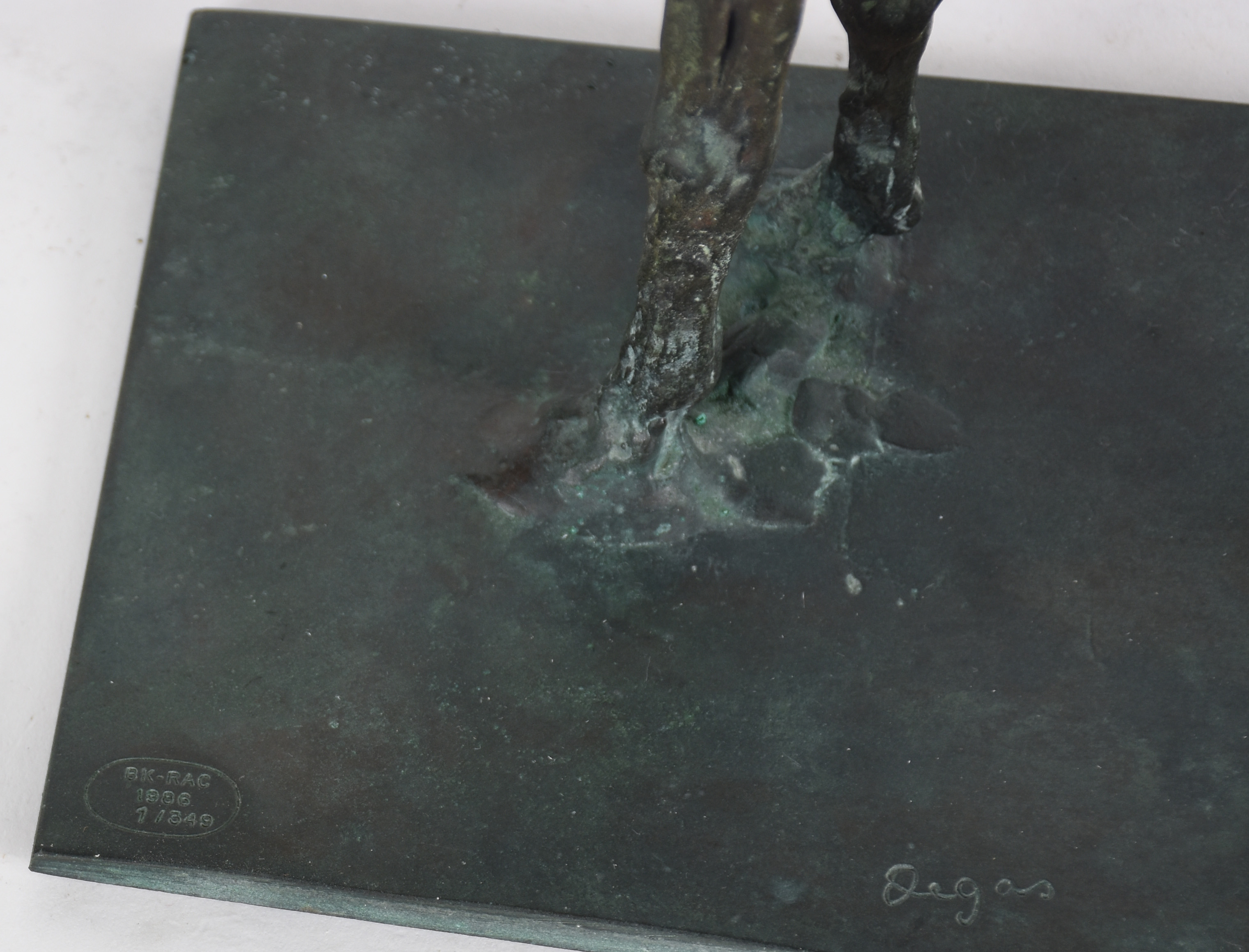 Escultura de bronze representando cavalo. Assinada e numeradas na... - foto 5 de 5