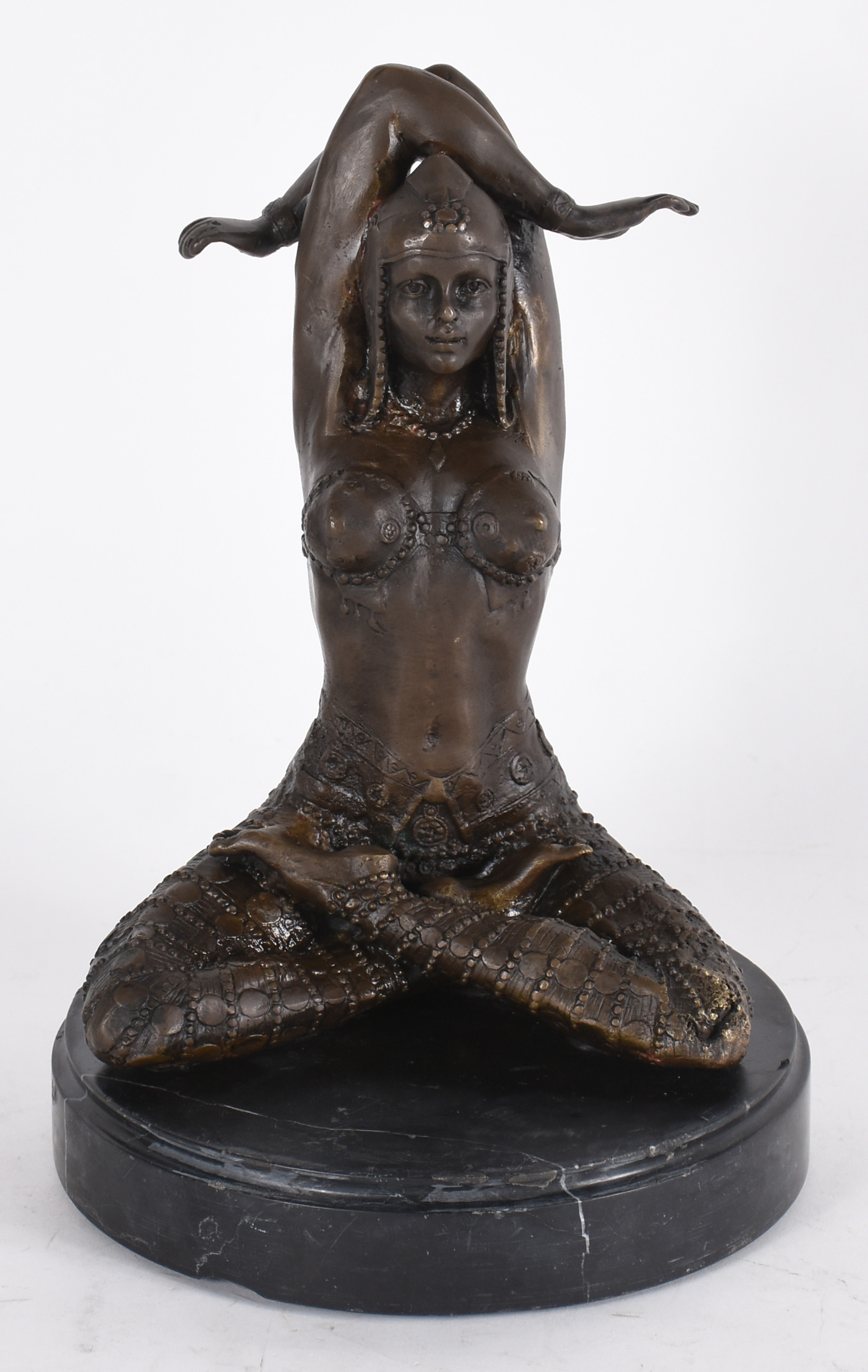 Escultura em bronze com base de mármore preto. Deusa Hindu em posição... - foto 1 de 3