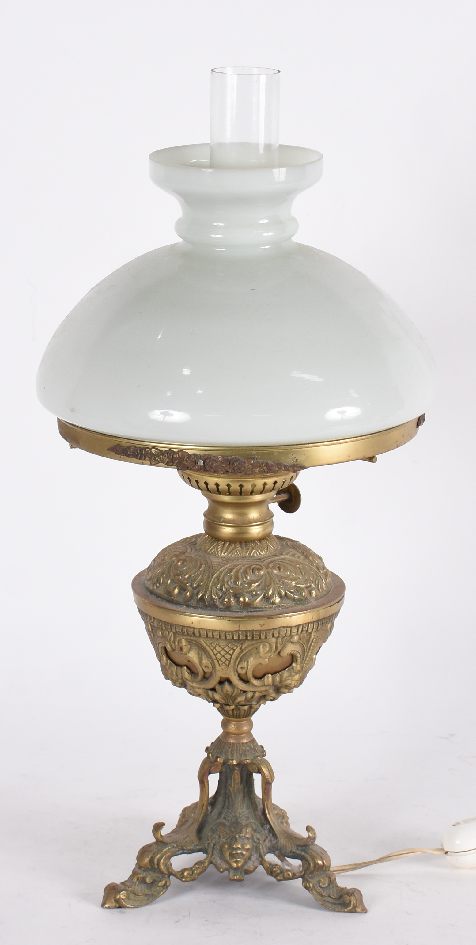 Abatjour com base de metal dourado e cúpula opalinada branca. - foto 1 de 3