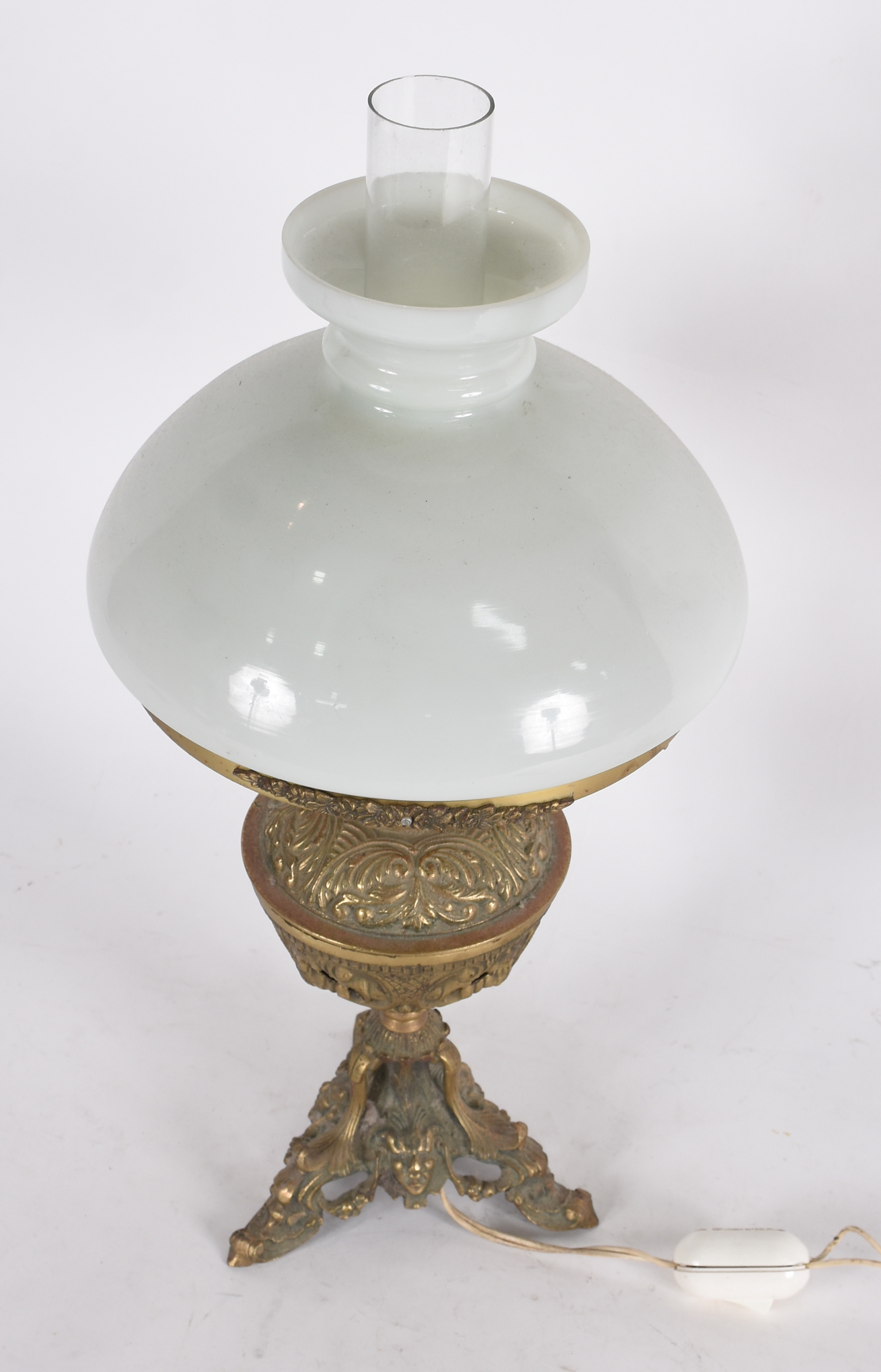Abatjour com base de metal dourado e cúpula opalinada branca. - foto 3 de 3