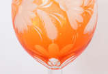 Vaso em forma de copo de cristal overlay da Boh... - Vaso em forma de copo de cristal overlay da Bohemia, lapidação com flores e cor laranja e incolor.