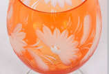 Vaso em forma de copo de cristal overlay da Boh... - Vaso em forma de copo de cristal overlay da Bohemia, lapidação com flores e cor laranja e incolor.