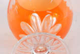 Vaso em forma de copo de cristal overlay da Boh... - Vaso em forma de copo de cristal overlay da Bohemia, lapidação com flores e cor laranja e incolor.