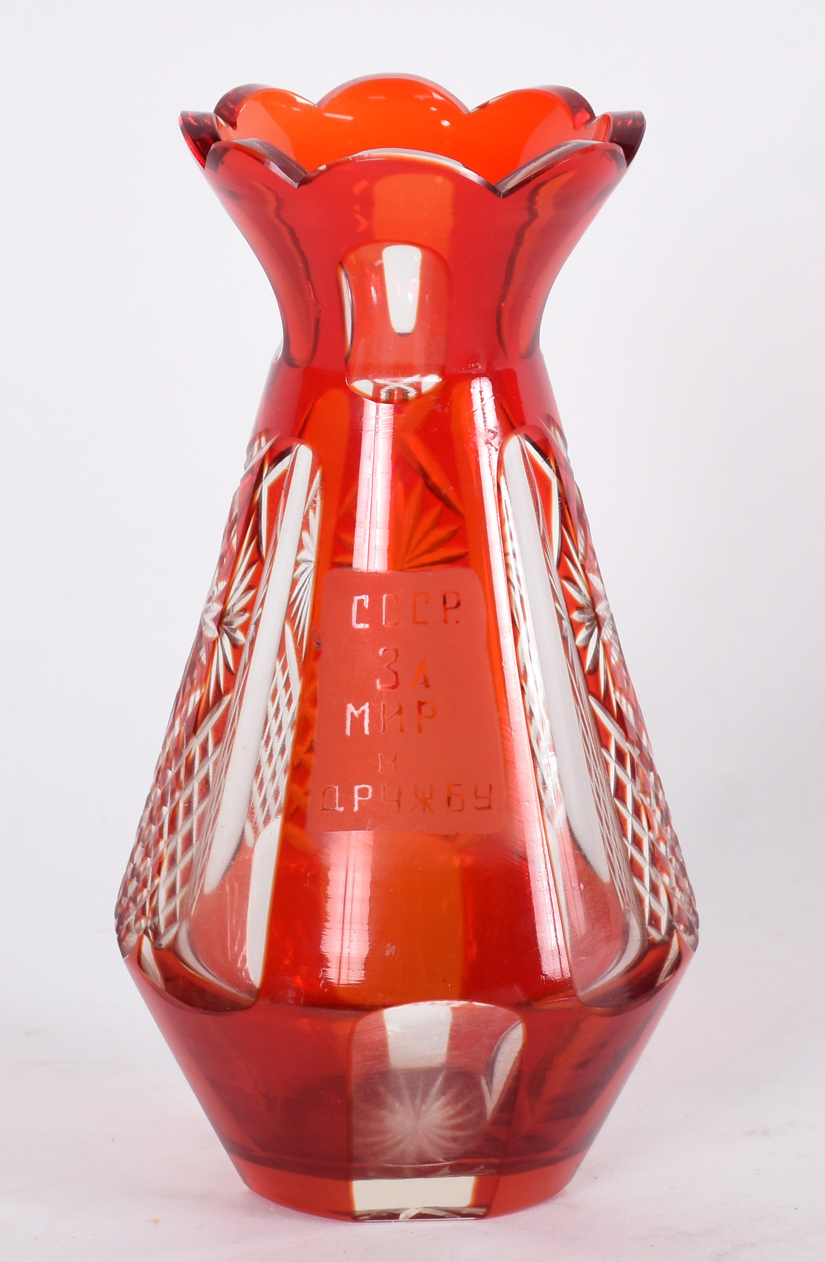 Cristal OVERLAY Boemia vaso vermelho e incolor. Lapidação geométrica... - foto 1 de 4