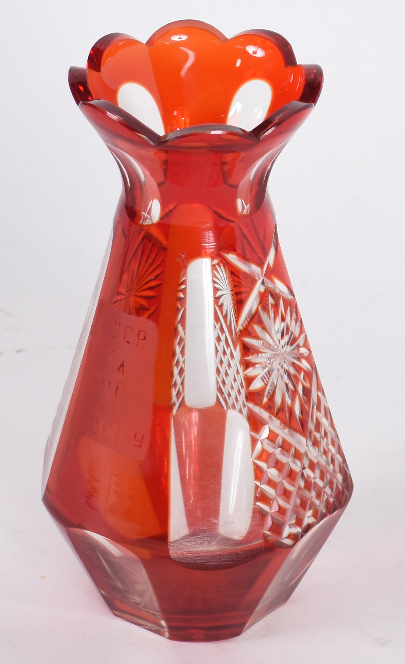 Cristal OVERLAY Boemia vaso vermelho e incolor. Lapidação geométrica... - foto 2 de 4