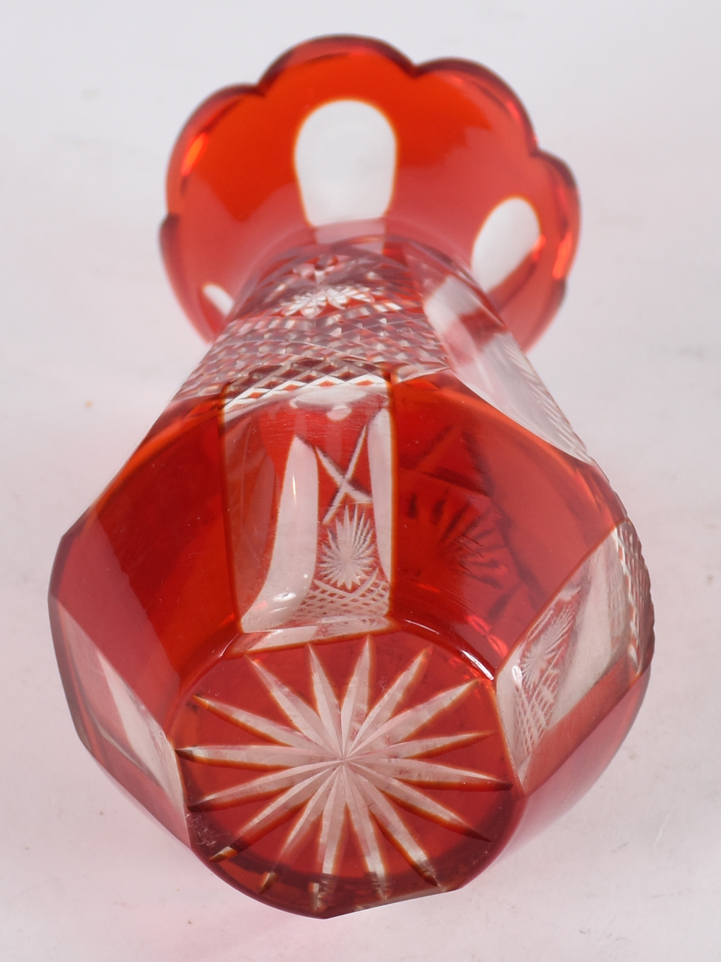 Cristal OVERLAY Boemia vaso vermelho e incolor. Lapidação geométrica... - foto 4 de 4