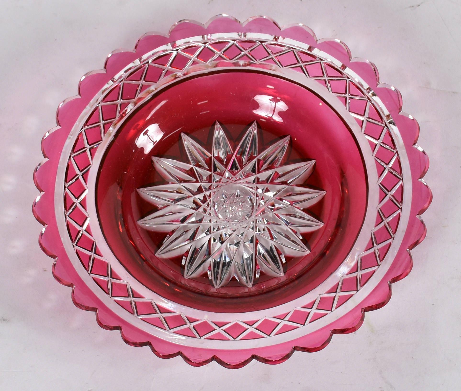 Pequeno centro de mesa em cristal lapidado; 9 estrelas e figuradas... - foto 1 de 3