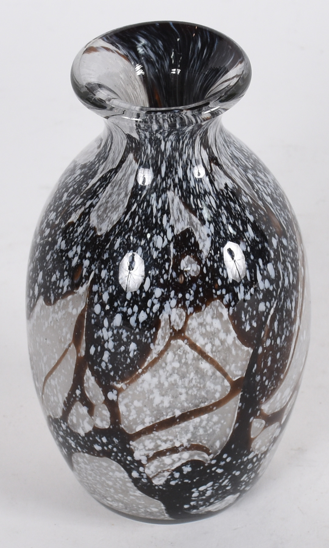 Vaso murano de cor leitosa preta e marrom, desenho rustico com... - foto 2 de 3