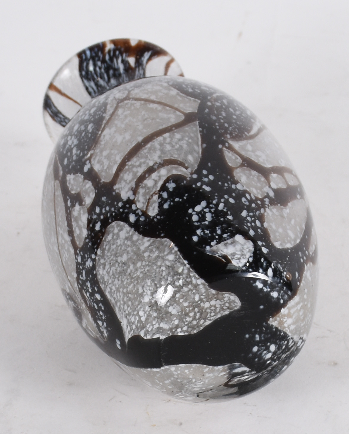 Vaso murano de cor leitosa preta e marrom, desenho rustico com... - foto 3 de 3