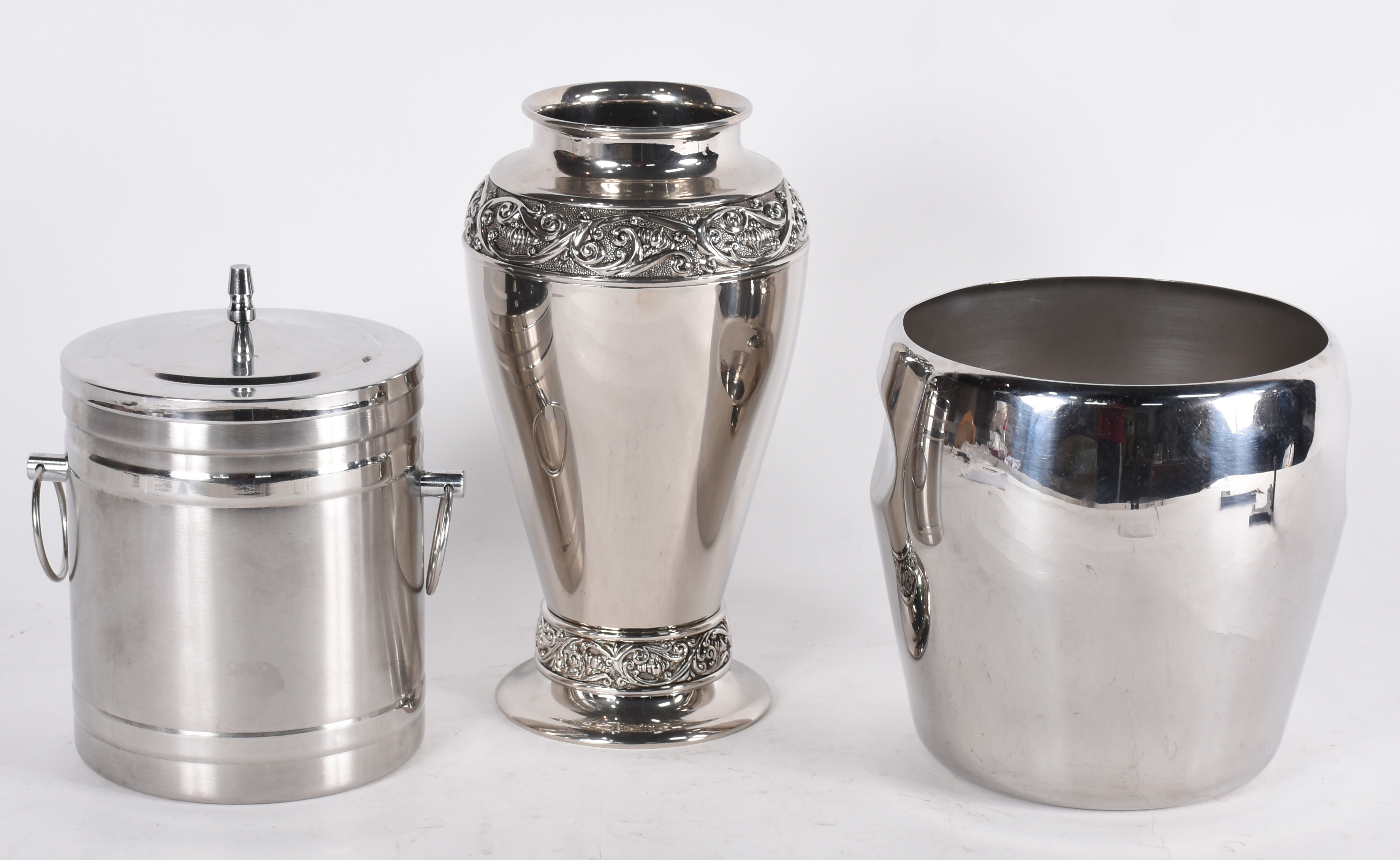 Três pecas de metal, sendo: balde de gelo, vaso e wine cooler. - foto 1 de 4