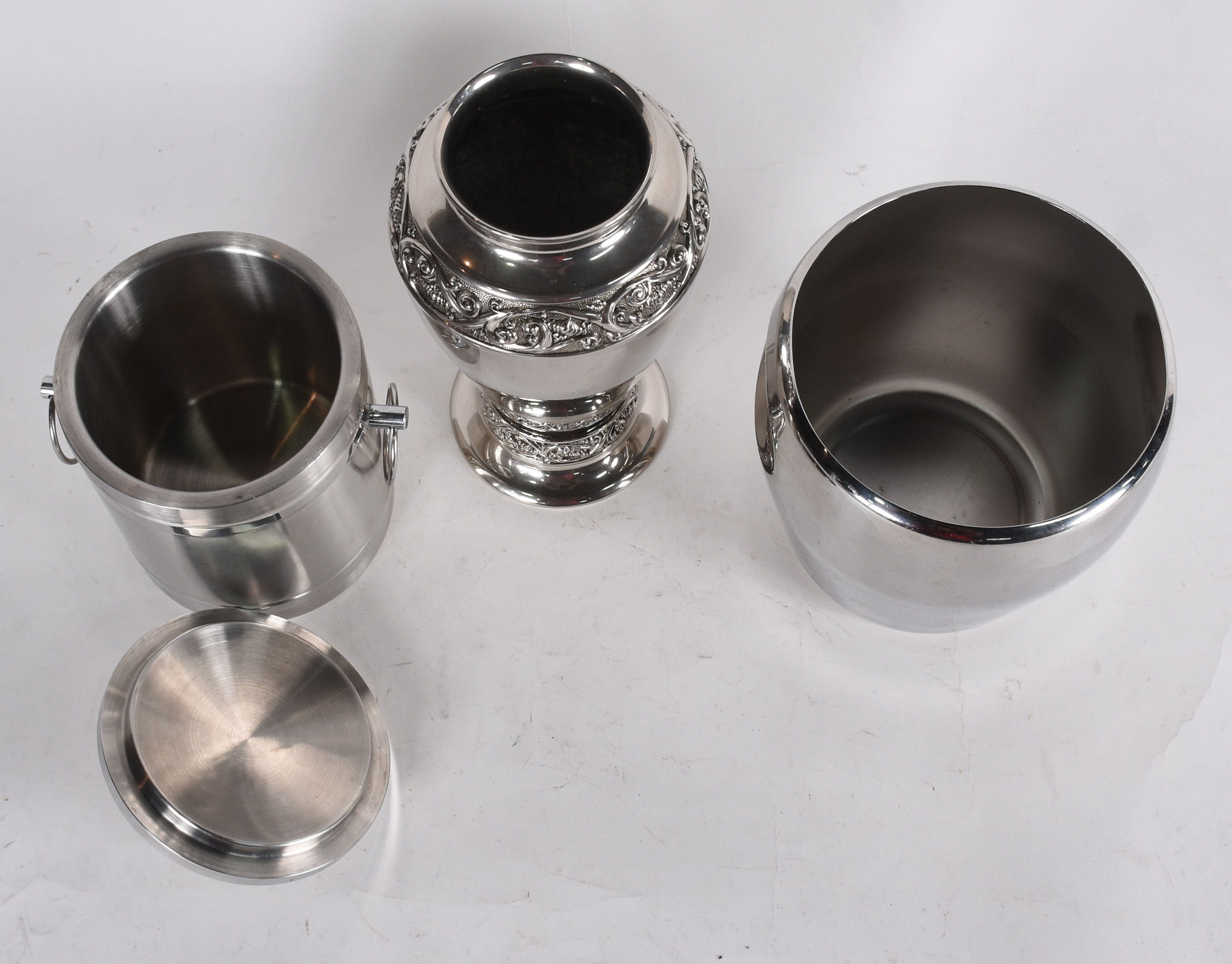 Três pecas de metal, sendo: balde de gelo, vaso e wine cooler. - foto 2 de 4