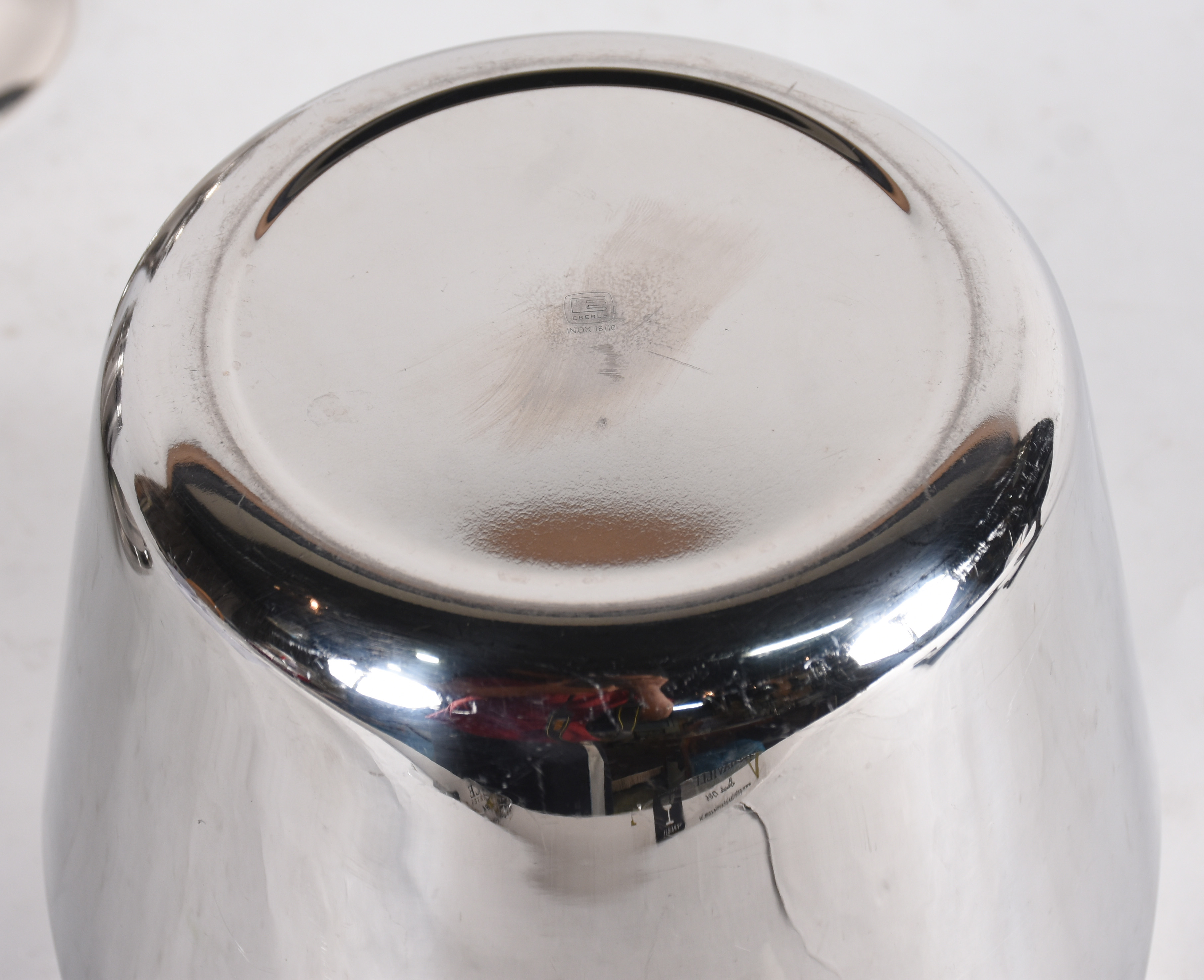 Três pecas de metal, sendo: balde de gelo, vaso e wine cooler. - foto 3 de 4