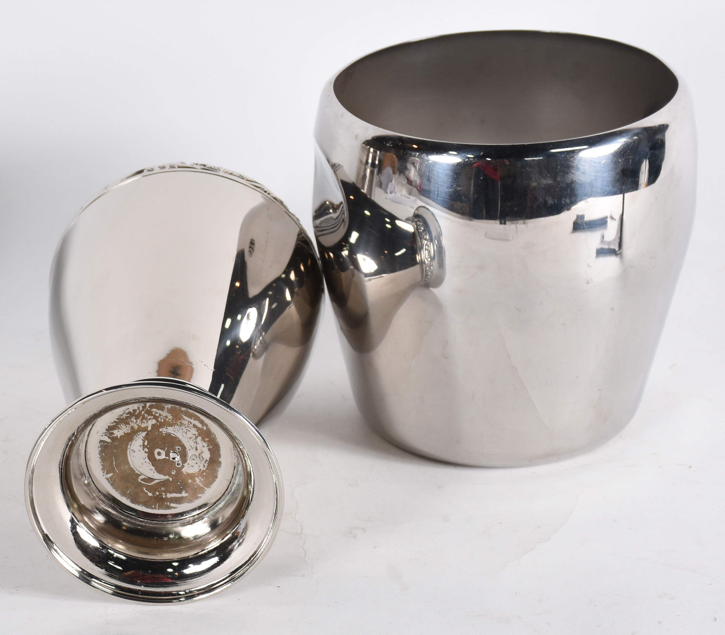 Três pecas de metal, sendo: balde de gelo, vaso e wine cooler. - foto 4 de 4