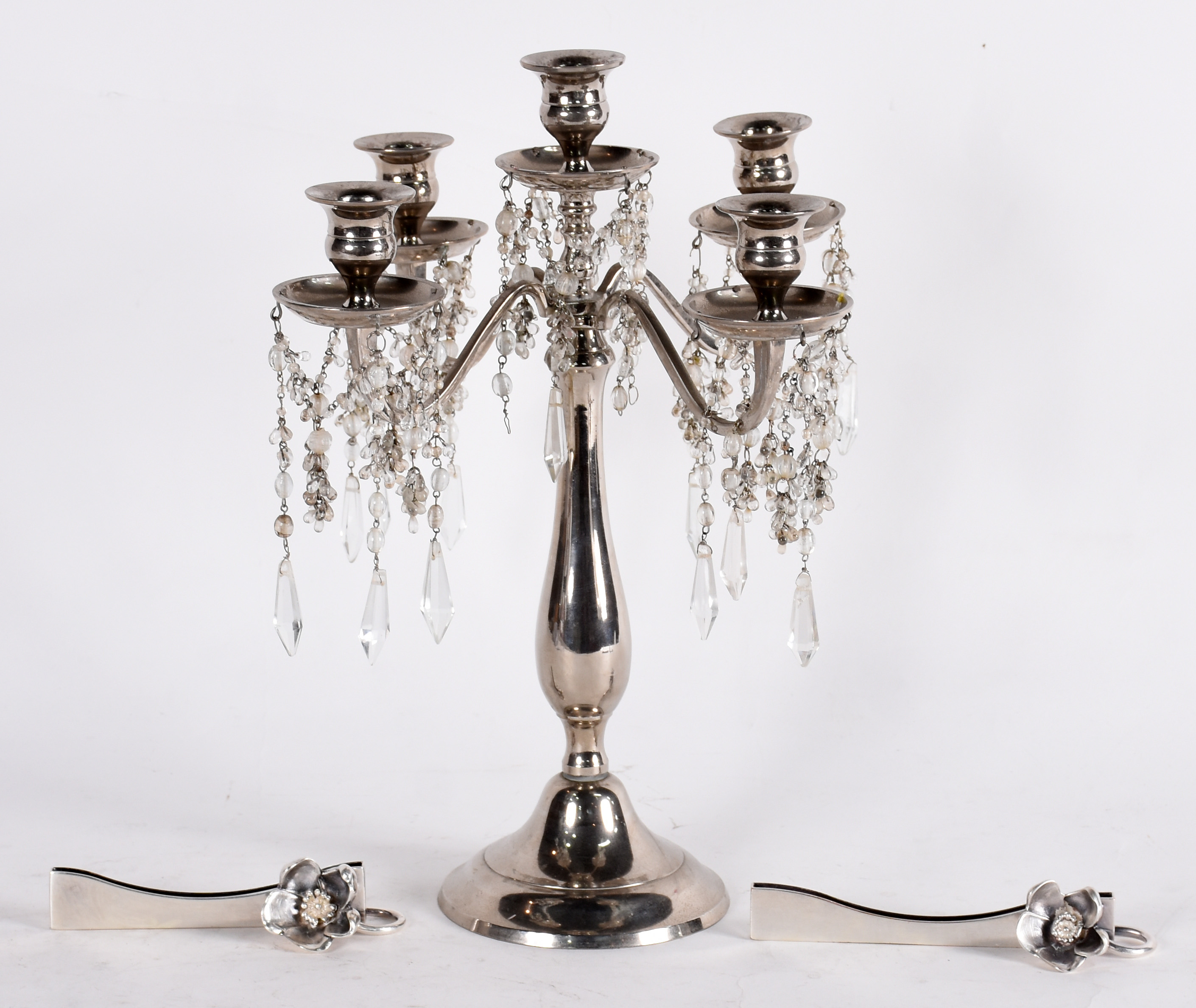 Três peças, sendo candelabro de metal e 2 pequenas floreiras... - foto 1 de 4