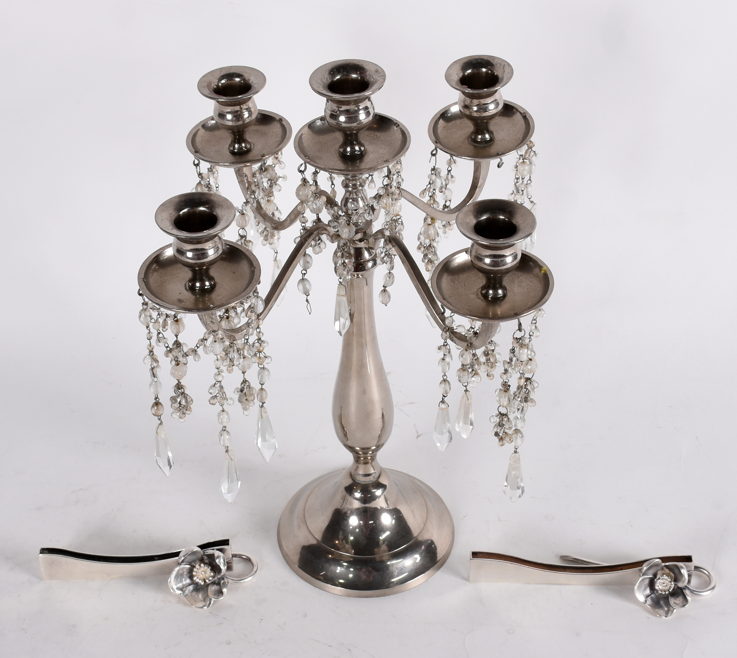 Três peças, sendo candelabro de metal e 2 pequenas floreiras... - foto 2 de 4