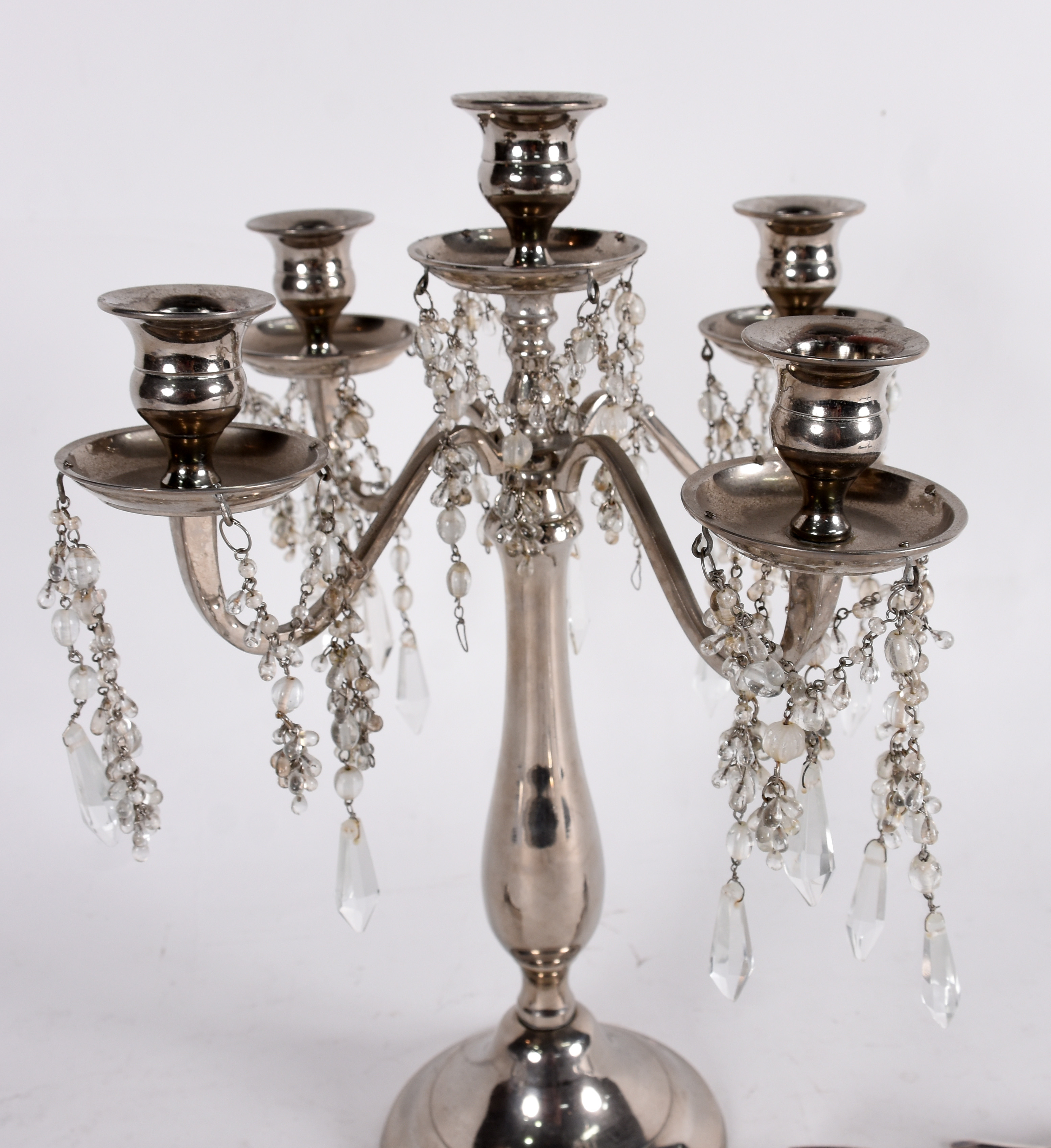 Três peças, sendo candelabro de metal e 2 pequenas floreiras... - foto 3 de 4