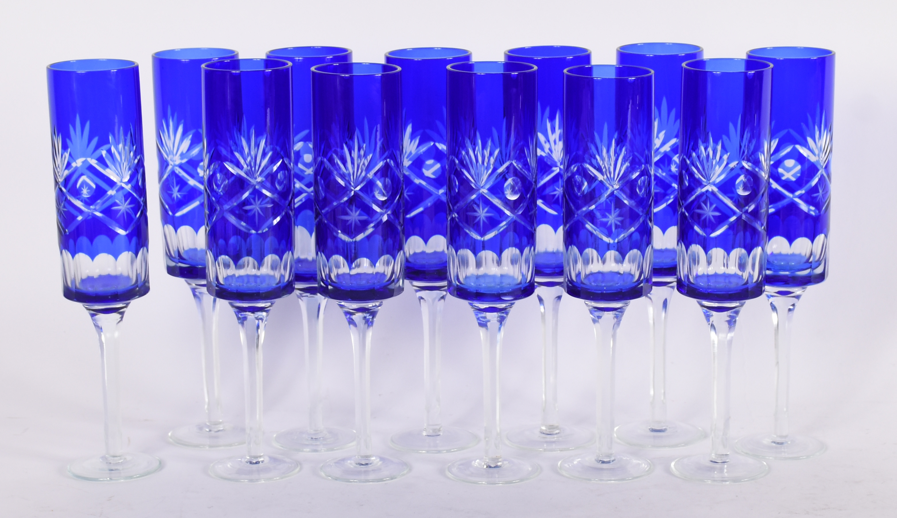 Conjunto com 12 Flutes de cristal doublé azul lapidado. - foto 1 de 3