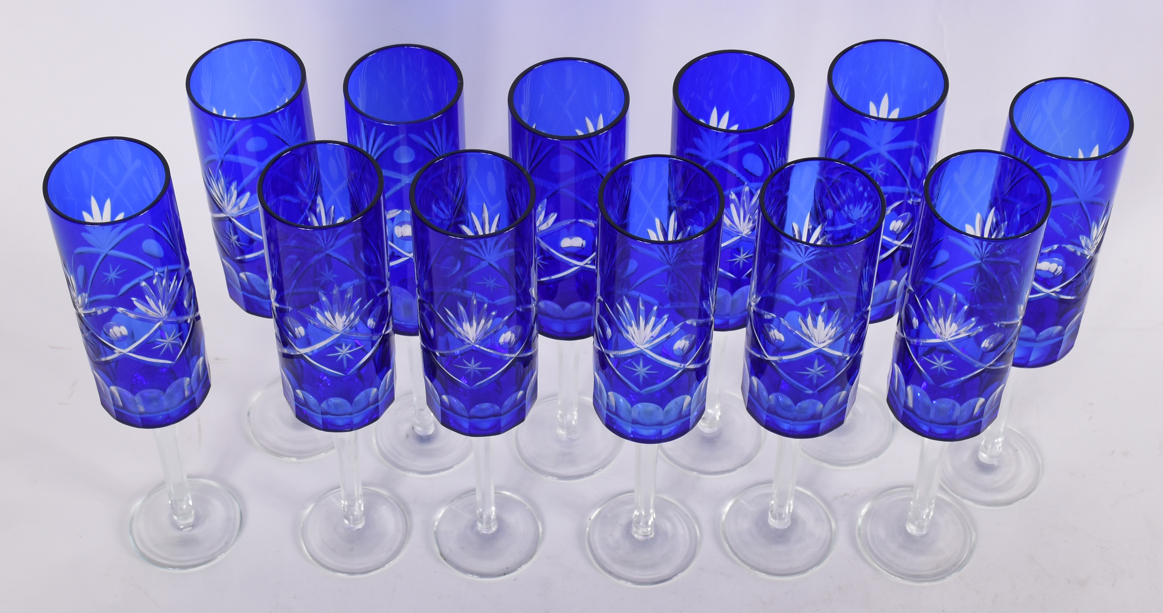 Conjunto com 12 Flutes de cristal doublé azul lapidado. - foto 2 de 3