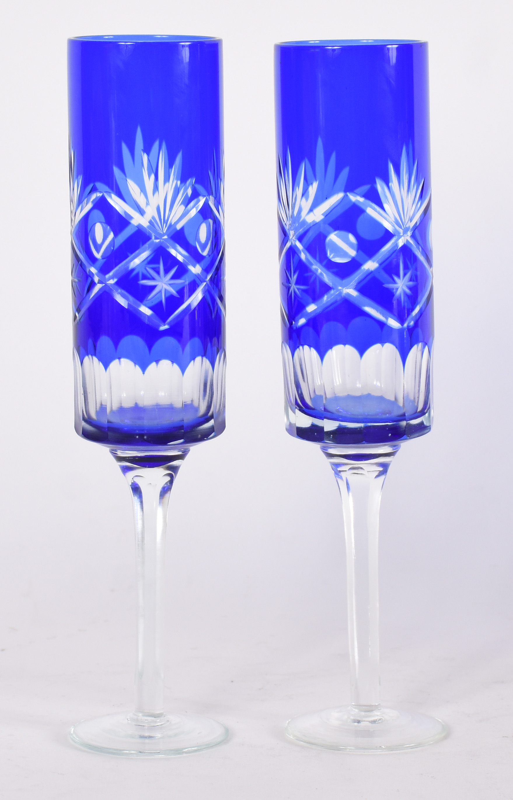 Conjunto com 12 Flutes de cristal doublé azul lapidado. - foto 3 de 3