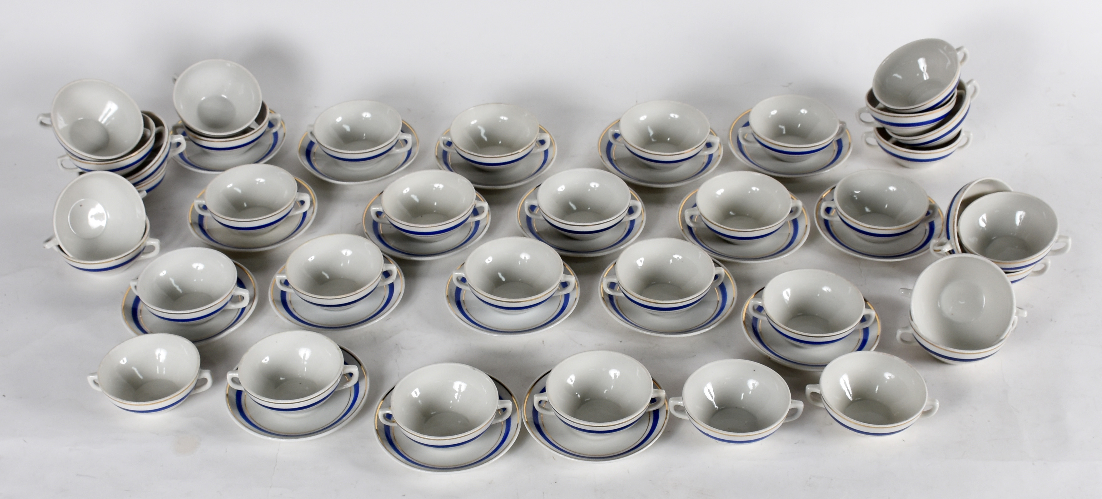 Serviço de porcelana nacional com 37 taças para consomé e 18 pires. - foto 1 de 4