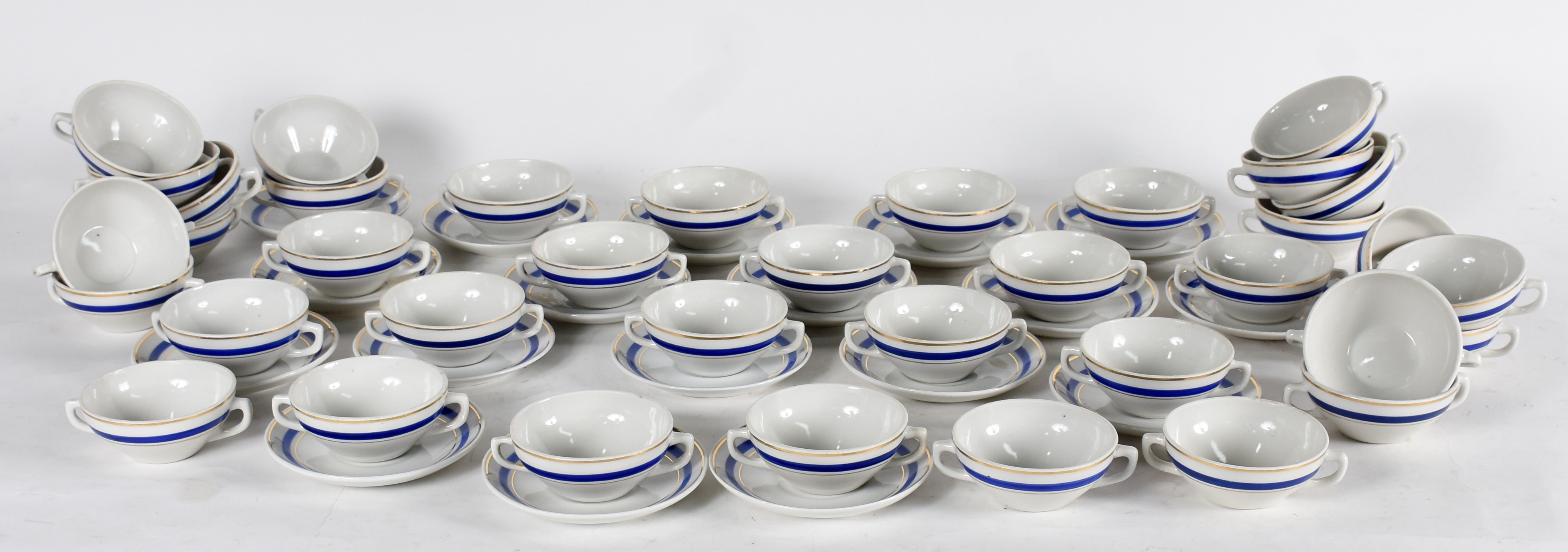 Serviço de porcelana nacional com 37 taças para consomé e 18 pires. - foto 2 de 4