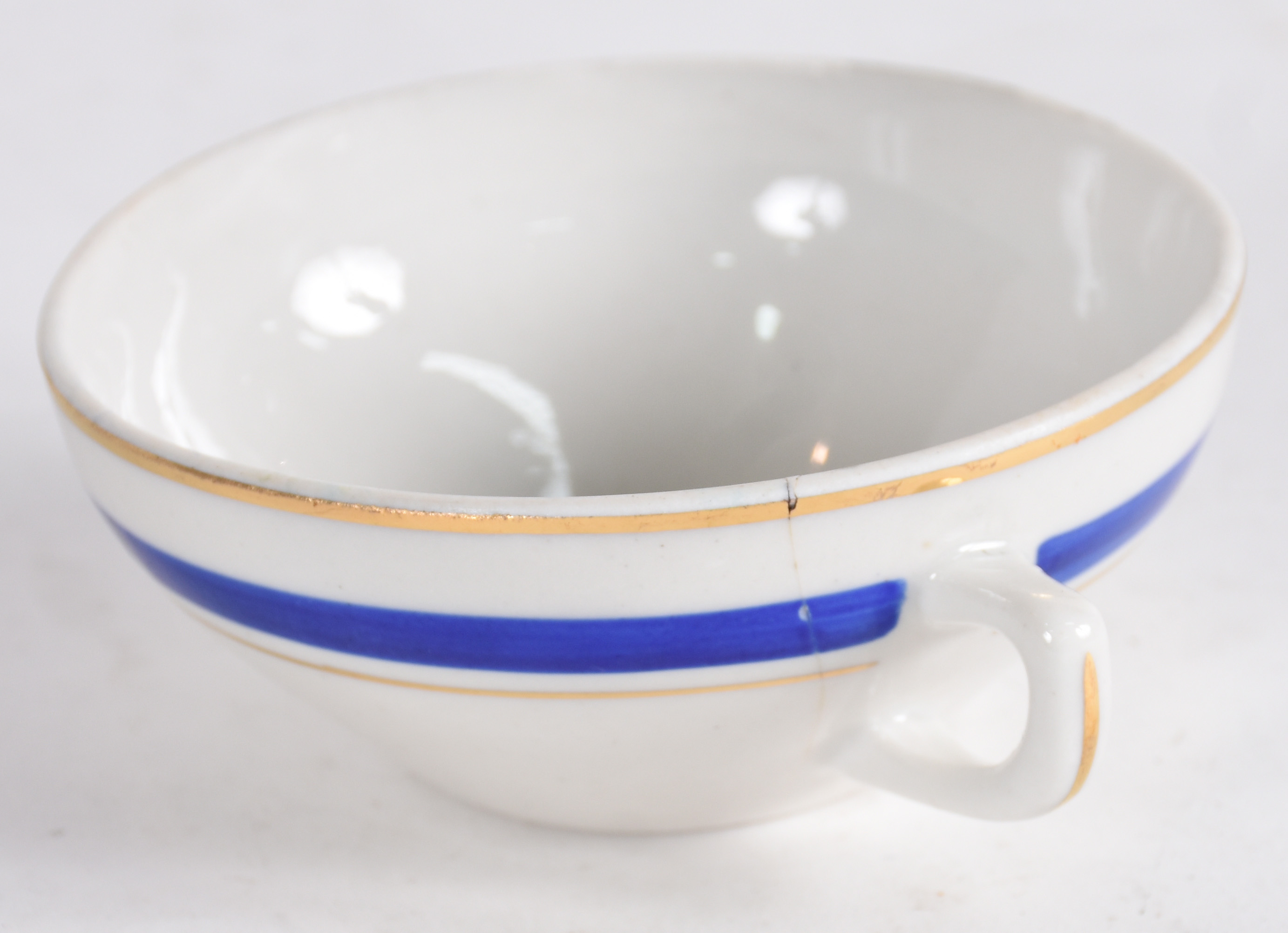 Serviço de porcelana nacional com 37 taças para consomé e 18 pires. - foto 3 de 4