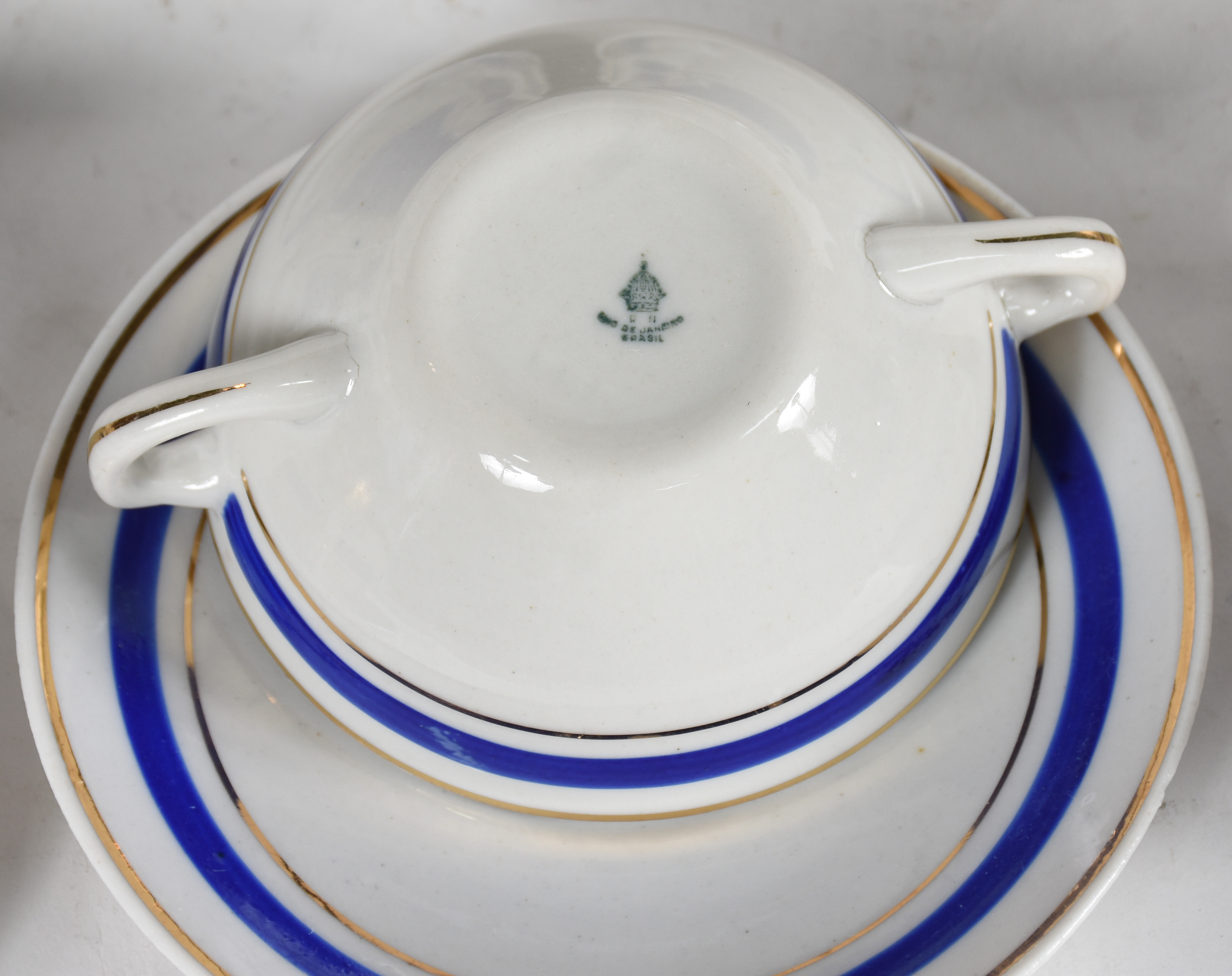 Serviço de porcelana nacional com 37 taças para consomé e 18 pires. - foto 4 de 4