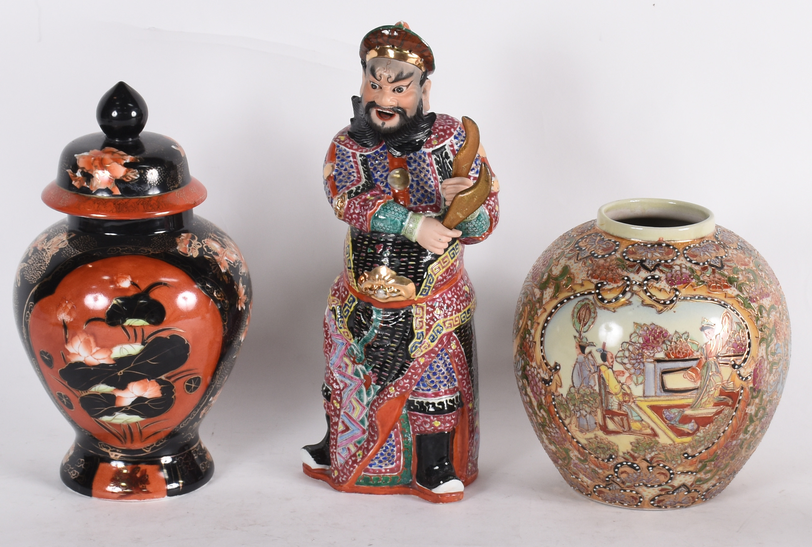 Tres peças de porcelana oriental, sendo: 2 potiches e um guerreiro. - foto 1 de 6
