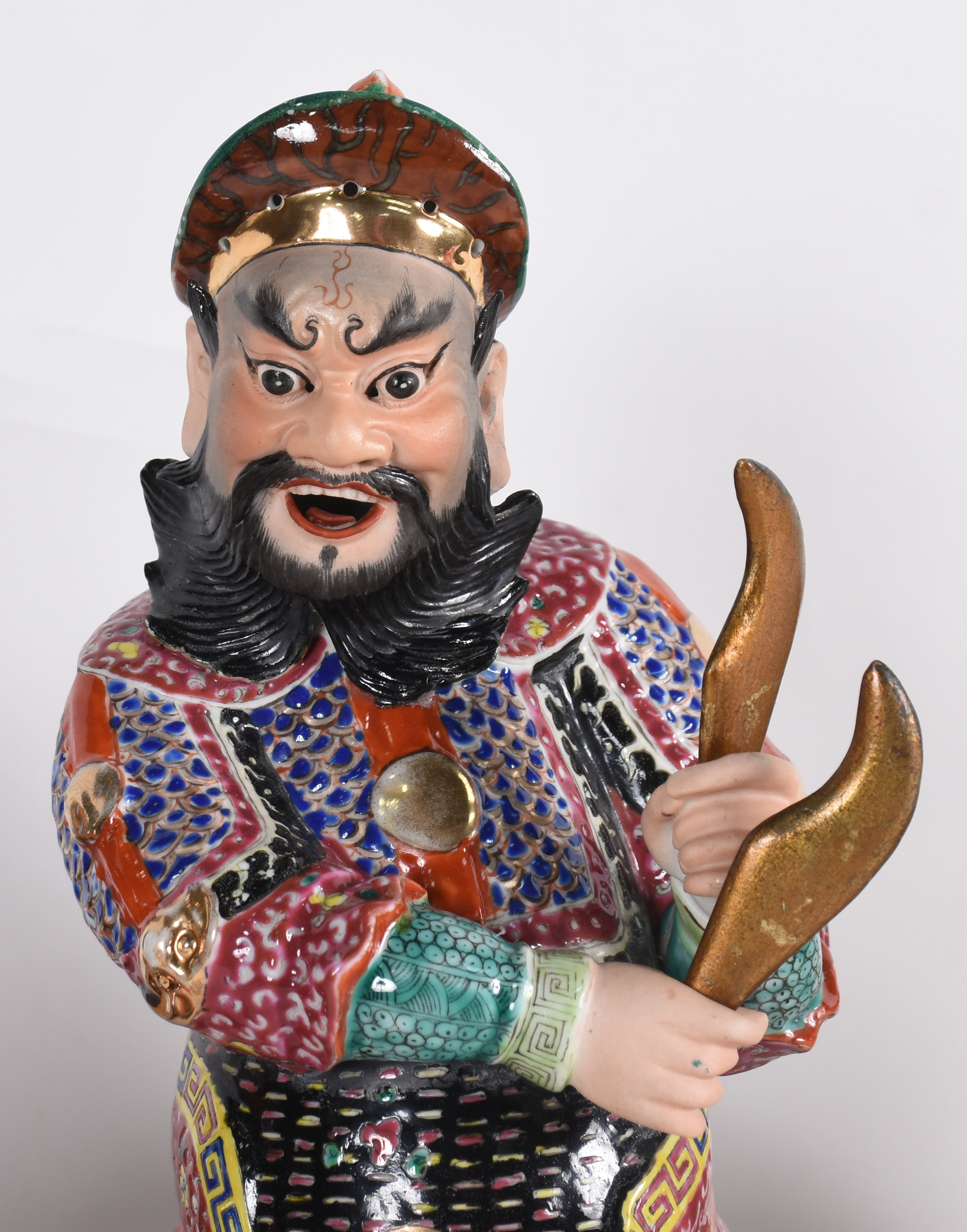 Tres peças de porcelana oriental, sendo: 2 potiches e um guerreiro. - foto 2 de 6