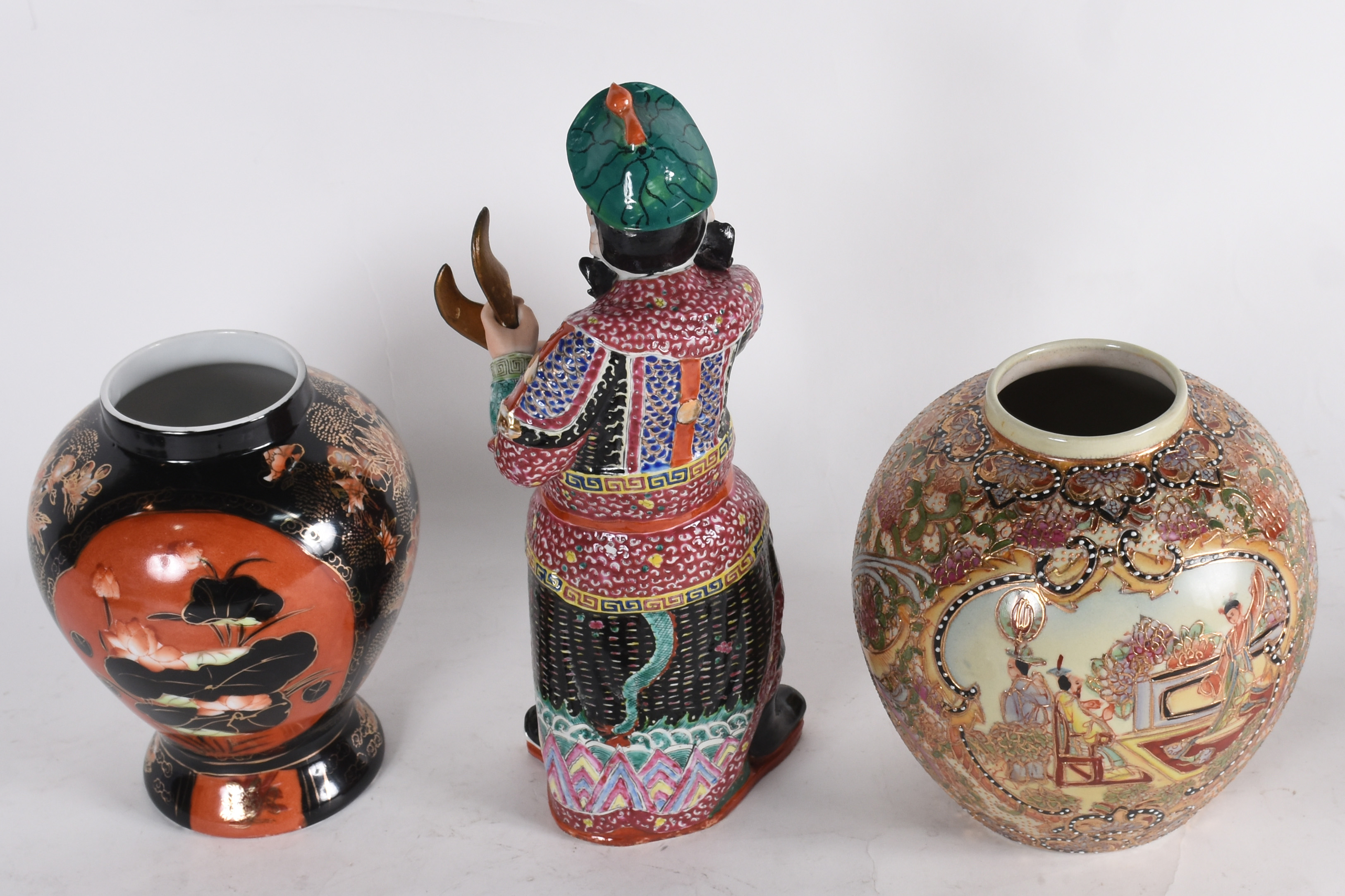 Tres peças de porcelana oriental, sendo: 2 potiches e um guerreiro. - foto 3 de 6