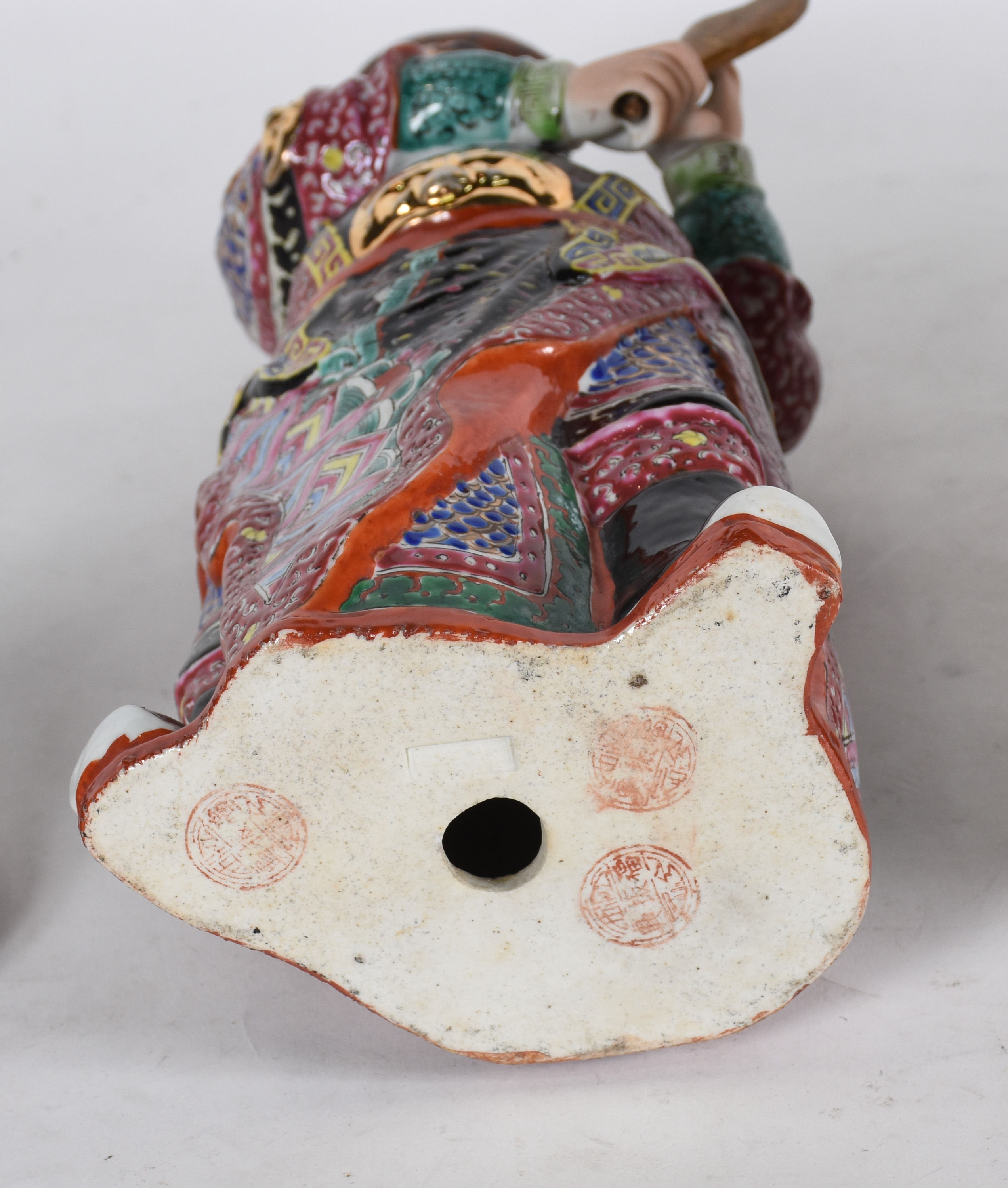 Tres peças de porcelana oriental, sendo: 2 potiches e um guerreiro. - foto 4 de 6