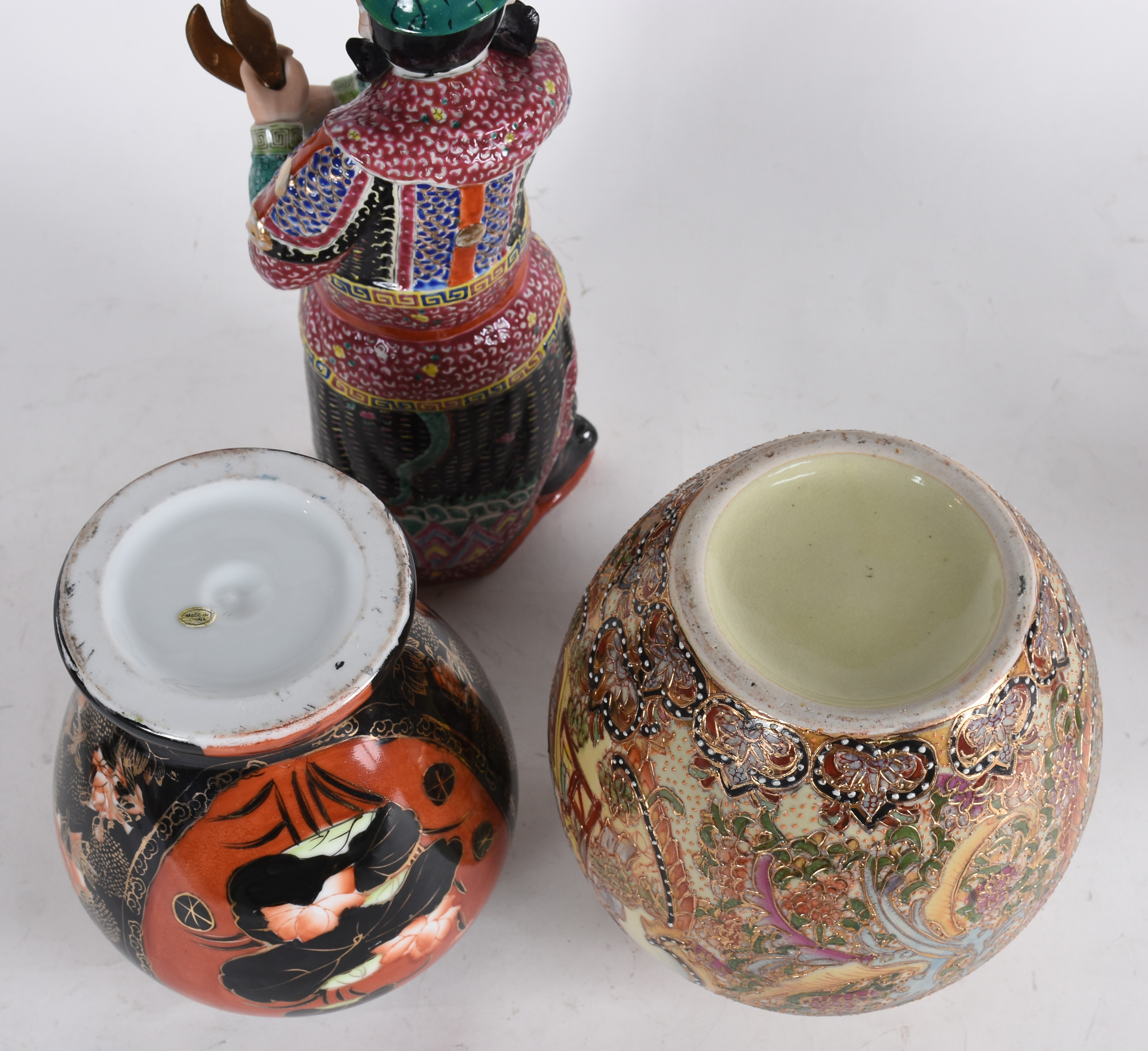 Tres peças de porcelana oriental, sendo: 2 potiches e um guerreiro. - foto 5 de 6